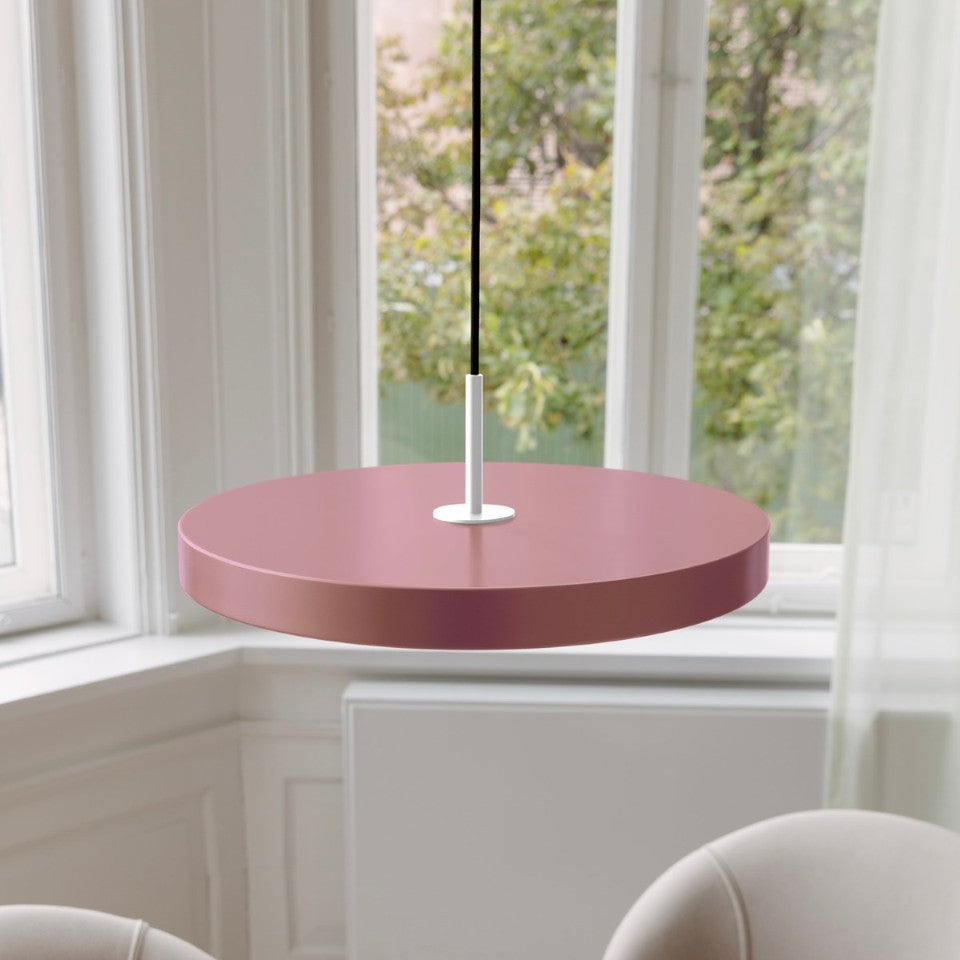 Stilvolle Asteria Plus Medium Pendellampe von Umage, gefertigt aus edlem Messing, perfekt für zeitgemäße Innenräume und gemütliche Lichtakzente.