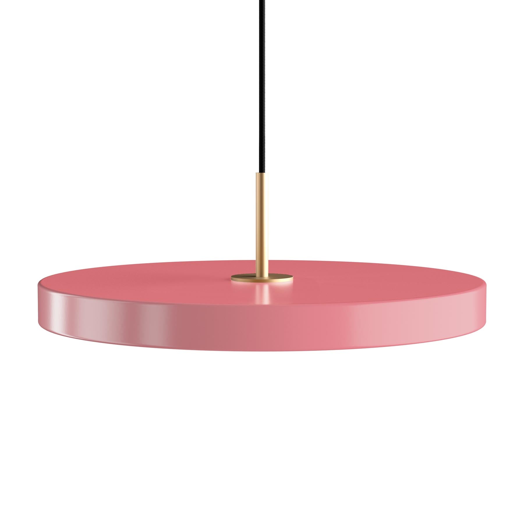 Elegante Asteria Plus Medium Pendellampe von Umage, aus hochwertigem Messing, ideal für moderne Wohnräume und stimmungsvolle Beleuchtung.