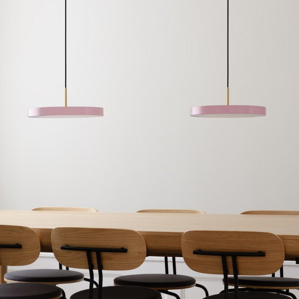 Stilvolle Asteria Plus Medium Pendellampe von Umage, gefertigt aus edlem Messing, perfekt für zeitgemäße Innenräume und gemütliche Lichtakzente.