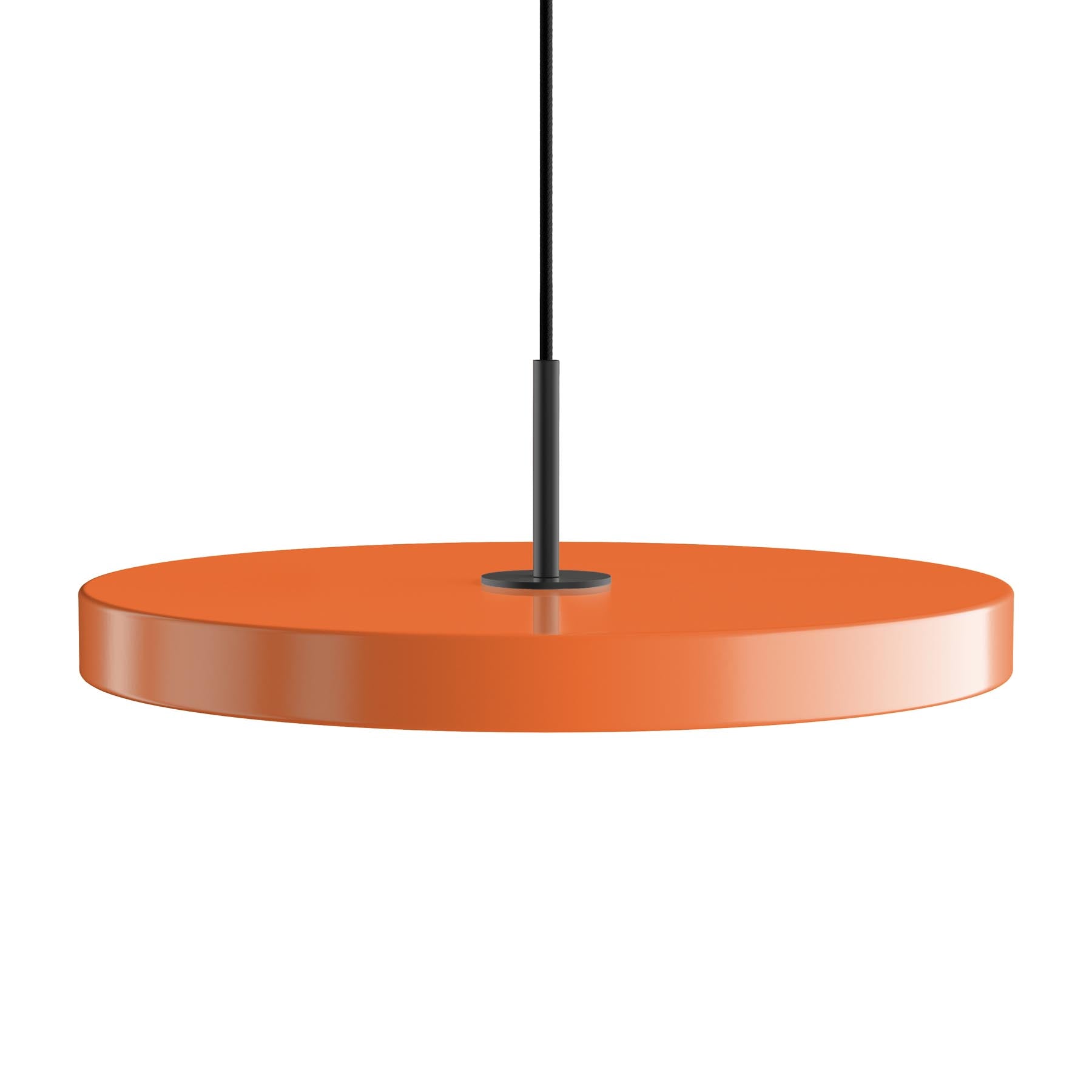 Elegante Asteria Plus Medium Pendellampe von Umage, aus hochwertigem Messing, ideal für modernes Wohndesign und stimmungsvolle Beleuchtung.