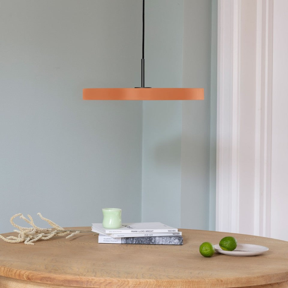 Stilvolle Asteria Plus Medium Pendellampe von Umage, gefertigt aus edlem Messing, perfekt für zeitgemäße Innenräume und gemütliche Lichtakzente.