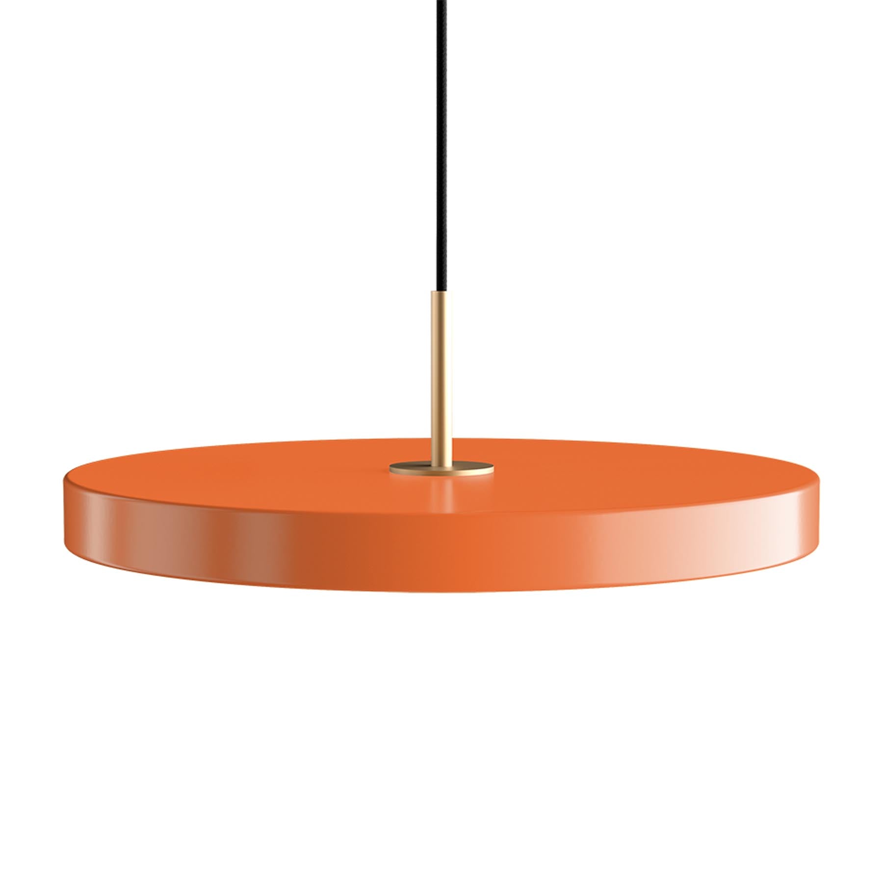 Stilvolle Asteria Plus Medium Pendellampe von Umage, gefertigt aus edlem Messing, perfekt für zeitgemäße Innenräume und gemütliche Lichtakzente.