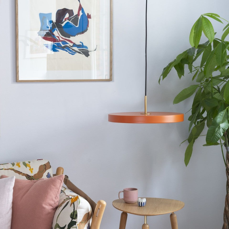 Elegante Asteria Plus Medium Pendellampe von Umage, aus hochwertigem Messing, ideal für modernes Wohndesign und stimmungsvolle Beleuchtung.