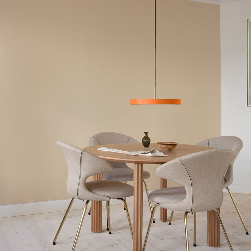 Elegante Asteria Plus Medium Pendellampe von Umage, aus hochwertigem Messing, ideal für modernes Wohndesign und stimmungsvolle Beleuchtung.