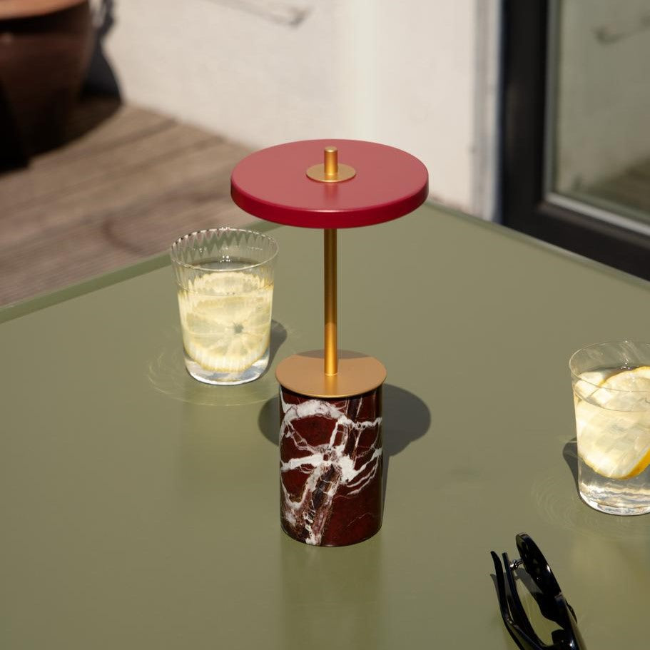 Elegante Asteria Move Mini Tischleuchte in rotem Marmor, ideal für stimmungsvolle Akzente in jedem Raum.