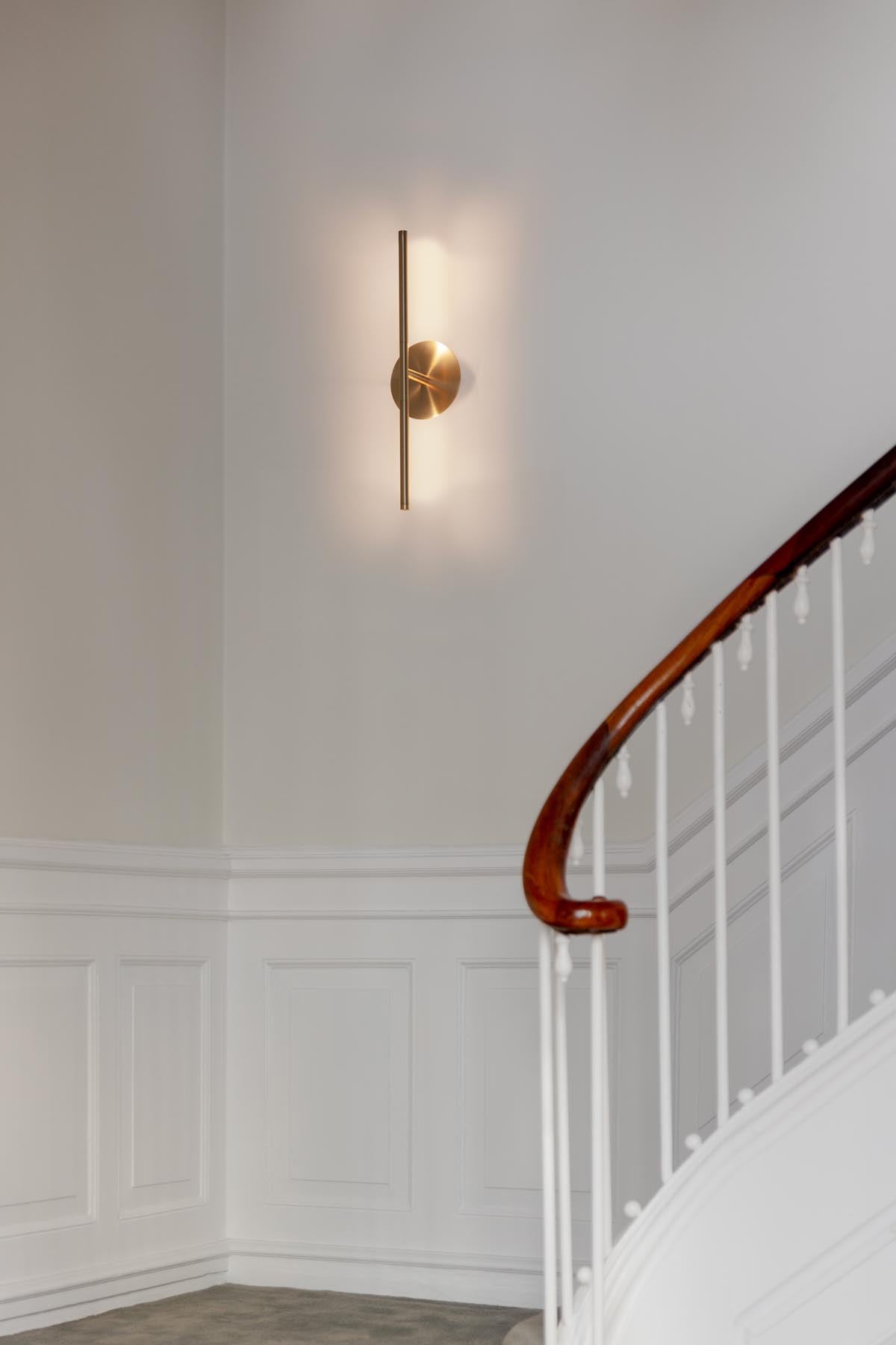 Moderne Omni Wall Wandleuchte von Umage, die durch ihr schlichtes Design und sanfte Beleuchtung jeden Raum stilvoll ergänzt.