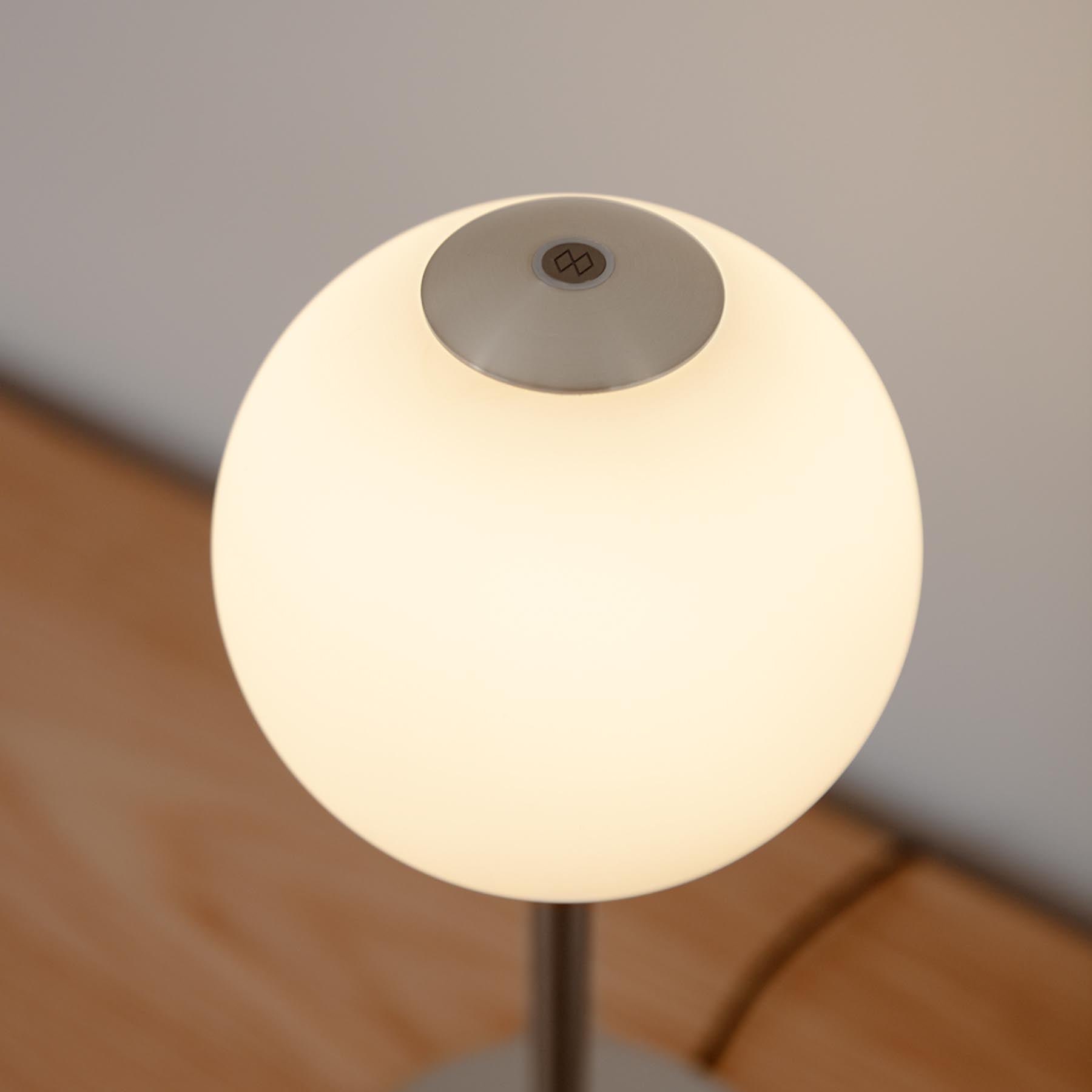 Elegante Audrey Tischlampe von Umage, die mit ihrem stilvollen Design und sanften Lichtakzenten jeden Raum verschönert.