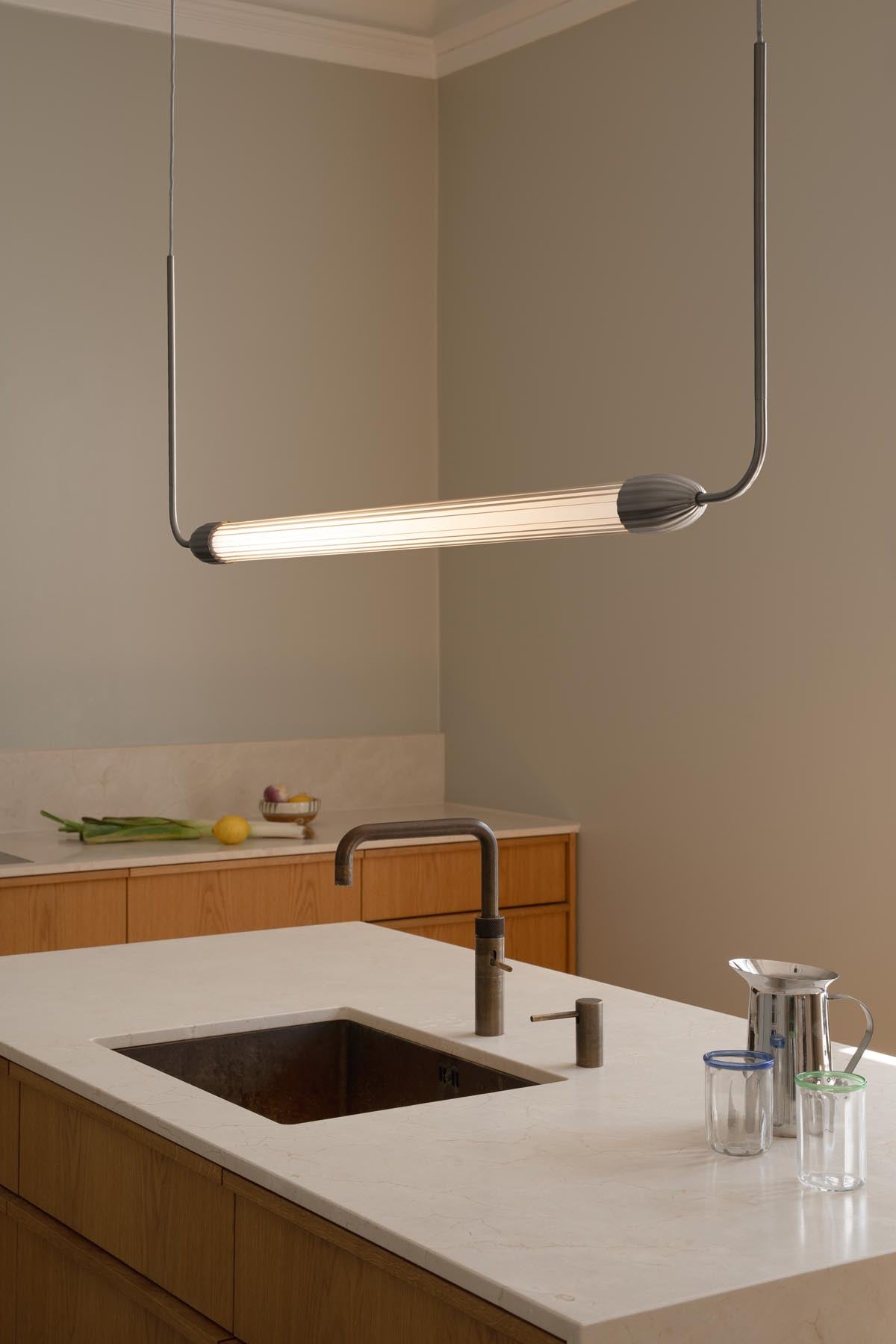 Moderne Lemon Squeeze Linear Pendelleuchte in elegantem Polished Steel, ideal für stilvolle Innenräume und stimmungsvolle Beleuchtung.