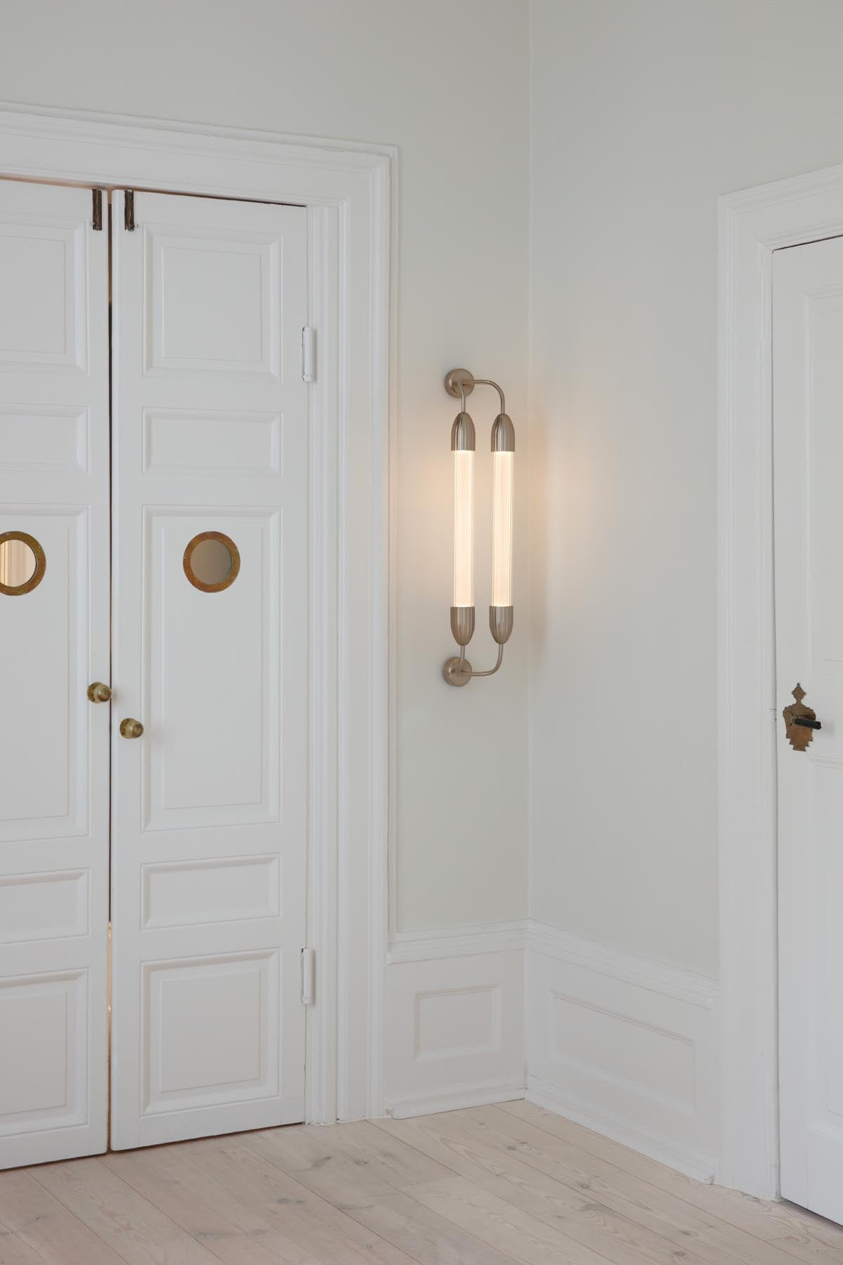 Moderne Lemon Squeeze Double Wandleuchte von Umage, gefertigt aus hochwertigem Messing, perfekt für stilvolle Wohnräume.