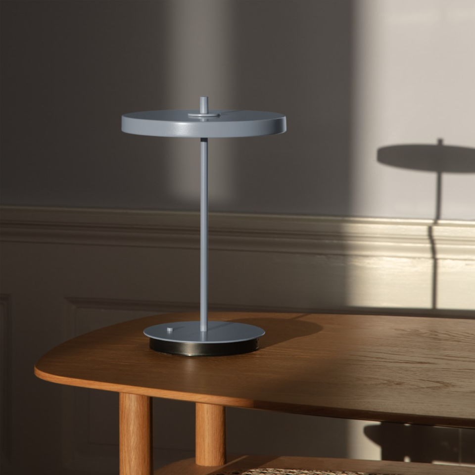 Asteria Move Tischleuchte in Pale Blue präsentiert im Onlineshop von KAQTU Design AG. Tischleuchte ist von Umage