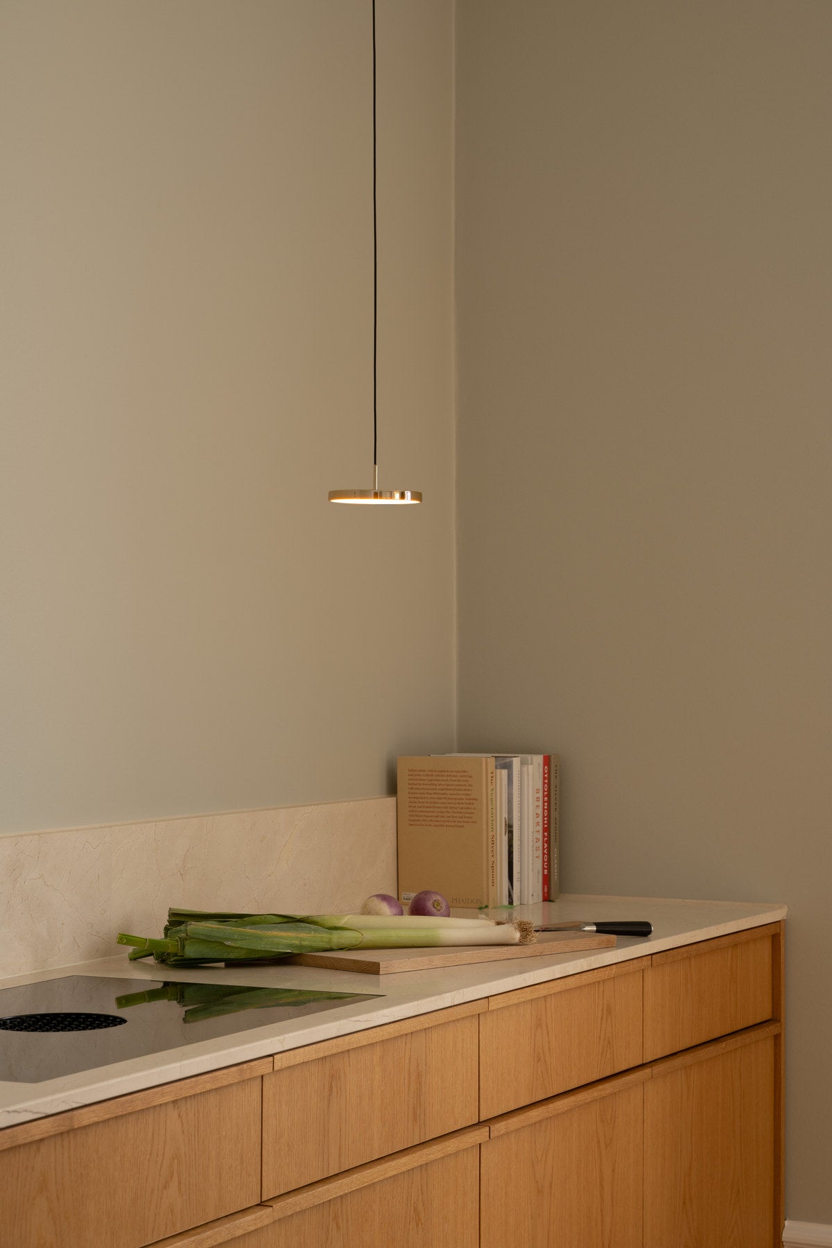 Asteria Micro Pendelleuchte in Polished Brass präsentiert im Onlineshop von KAQTU Design AG. Pendelleuchte ist von Umage