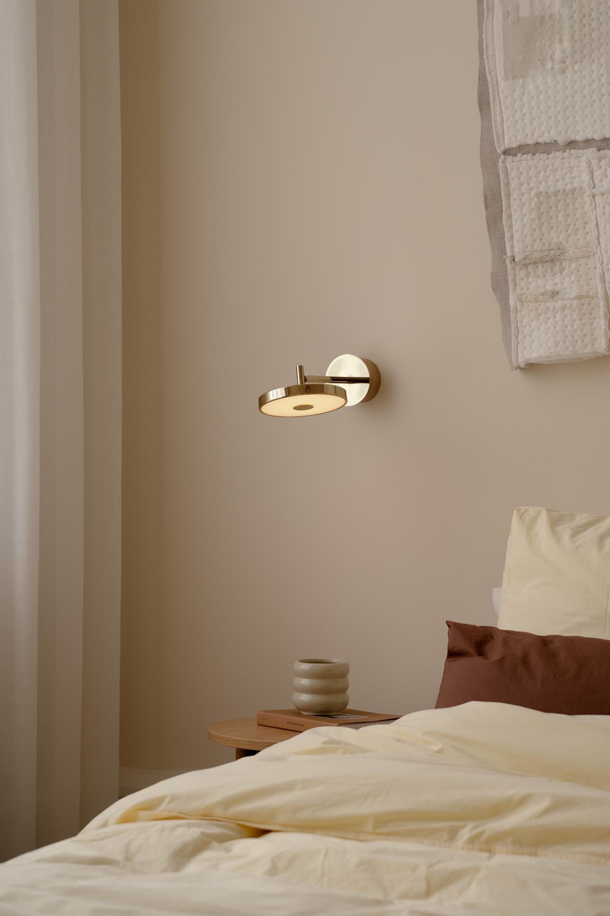Asteria Wandleuchte short Hardwired in Polished Brass präsentiert im Onlineshop von KAQTU Design AG. Wandleuchte ist von Umage