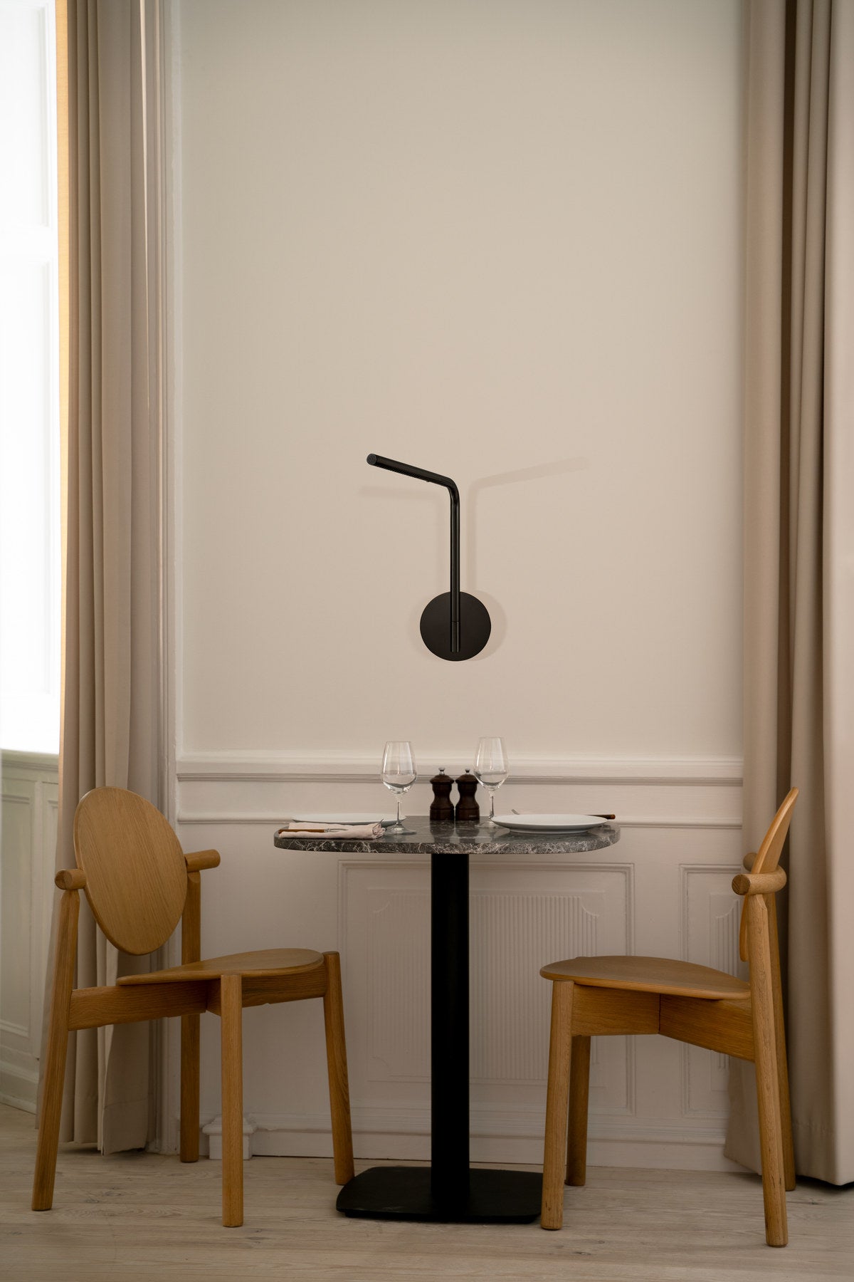 Omni Pivot Wandleuchte in Black präsentiert im Onlineshop von KAQTU Design AG. Wandleuchte ist von Umage