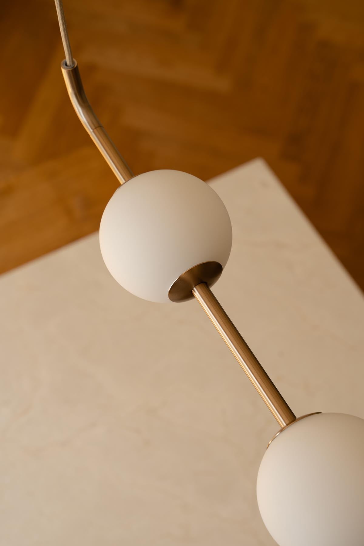 Moderne Audrey Linear Pendellampe von Umage, aus edlem Messing, perfekt für stilvolle Akzente in jedem Raum.