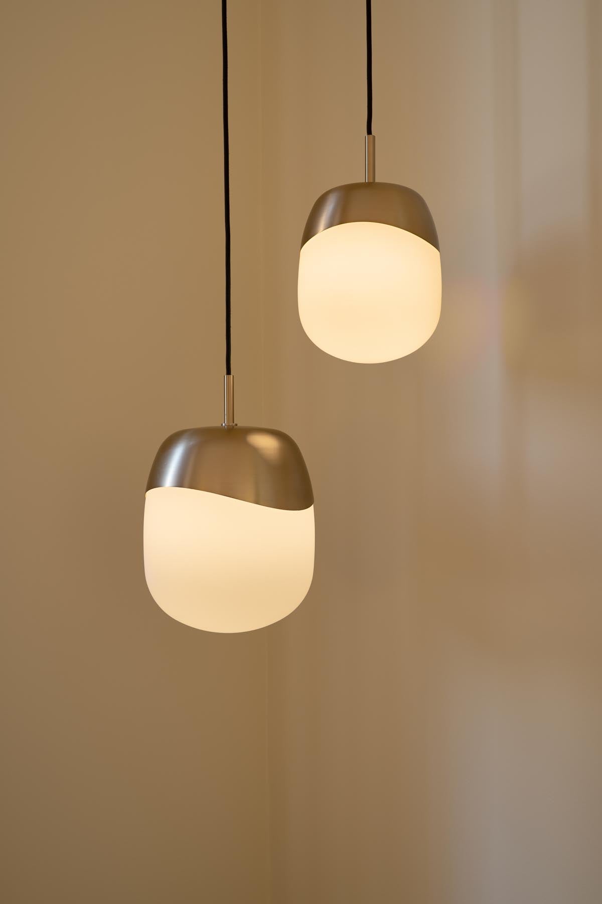 Moderne Pendelleuchte "Spring" von Umage, die mit ihrem kreativen Design und sanfter Beleuchtung jeden Raum aufwertet.