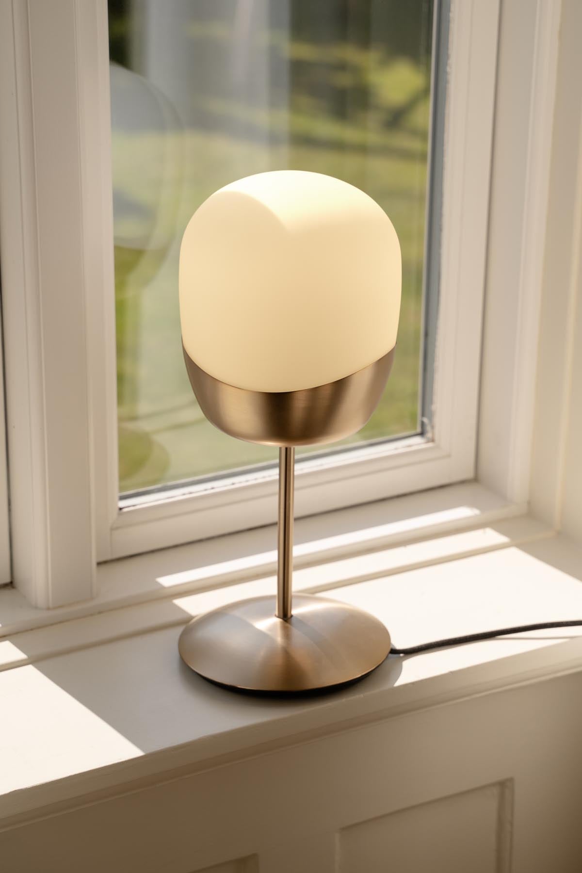 Moderne Spring Tischlampe von Umage, die mit ihrem minimalistischen Design und warmem Licht eine gemütliche Atmosphäre schafft.