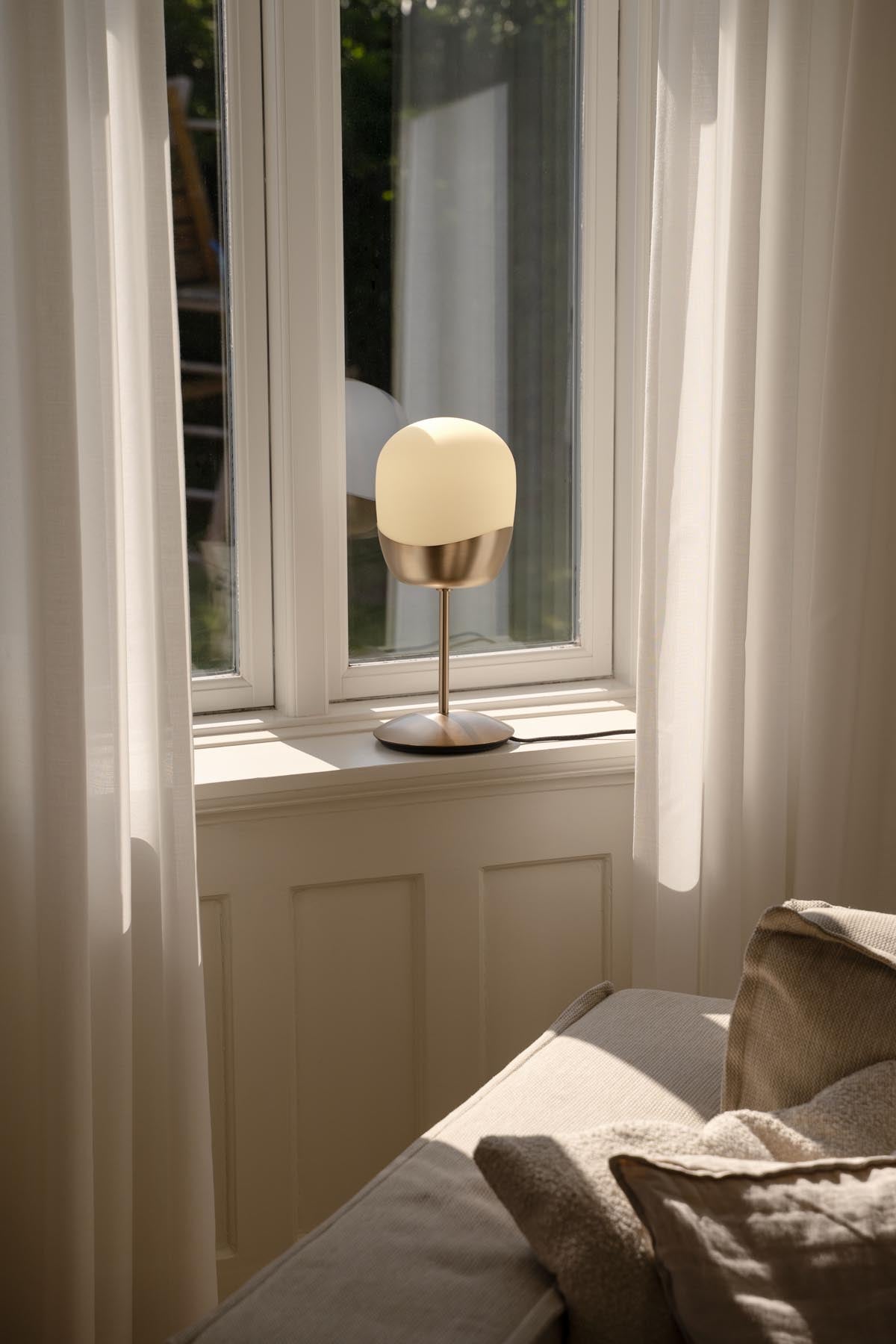 Elegante Spring Tischlampe von Umage, die durch ihr zeitloses Design und sanftes Licht jeden Raum stilvoll bereichert.