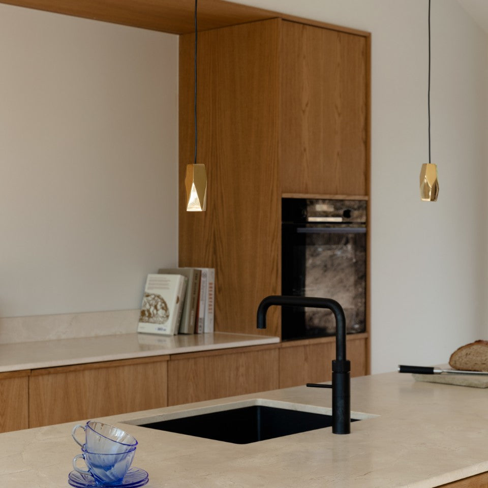 Stilvoller Lampenschirm "Brighter Days" von Umage, der mit seinem modernen Design und sanften Lichtakzenten eine gemütliche Atmosphäre schafft.