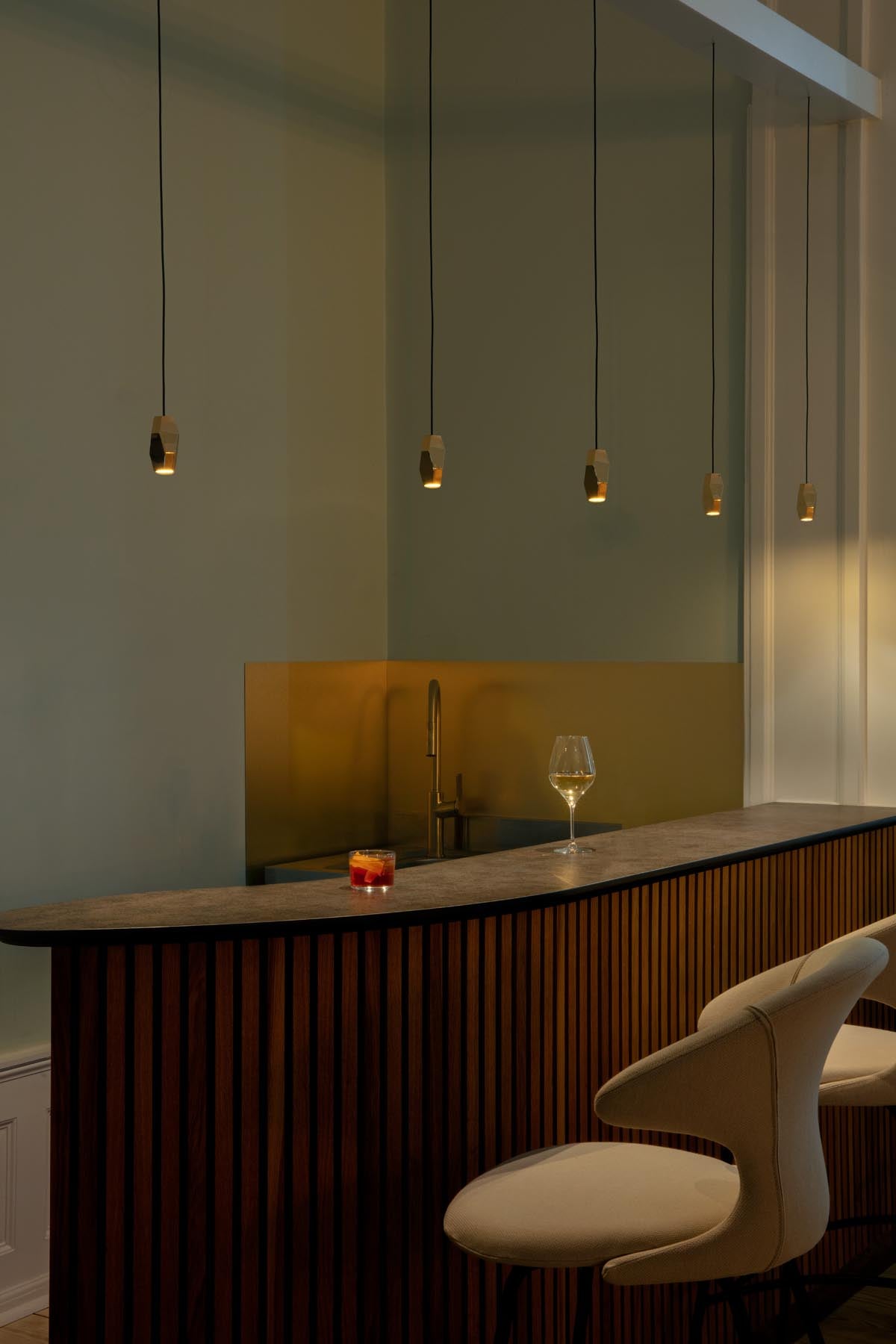 Stilvoller Lampenschirm "Brighter Days" von Umage, der mit seinem modernen Design und sanften Lichtakzenten eine gemütliche Atmosphäre schafft.