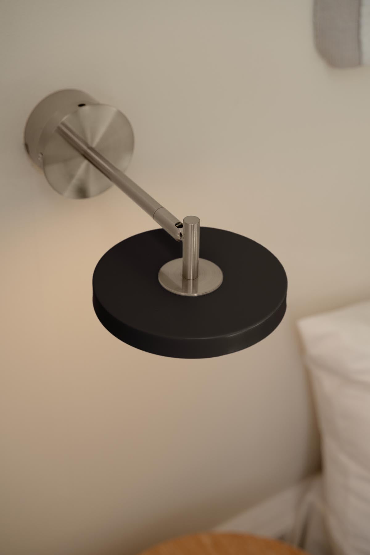 Asteria Wandleuchte short Hardwired in Black präsentiert im Onlineshop von KAQTU Design AG. Wandleuchte ist von Umage