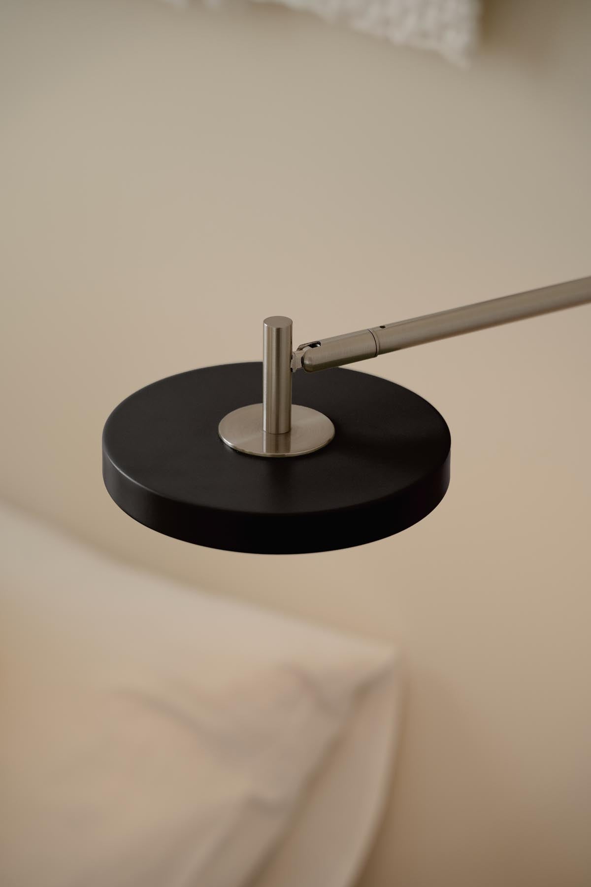 Elegante Asteria Wandleuchte short mit Kabel in Schwarz, ideal für stilvolle Akzente in jedem Raum, erhältlich bei KAQTU Design AG.