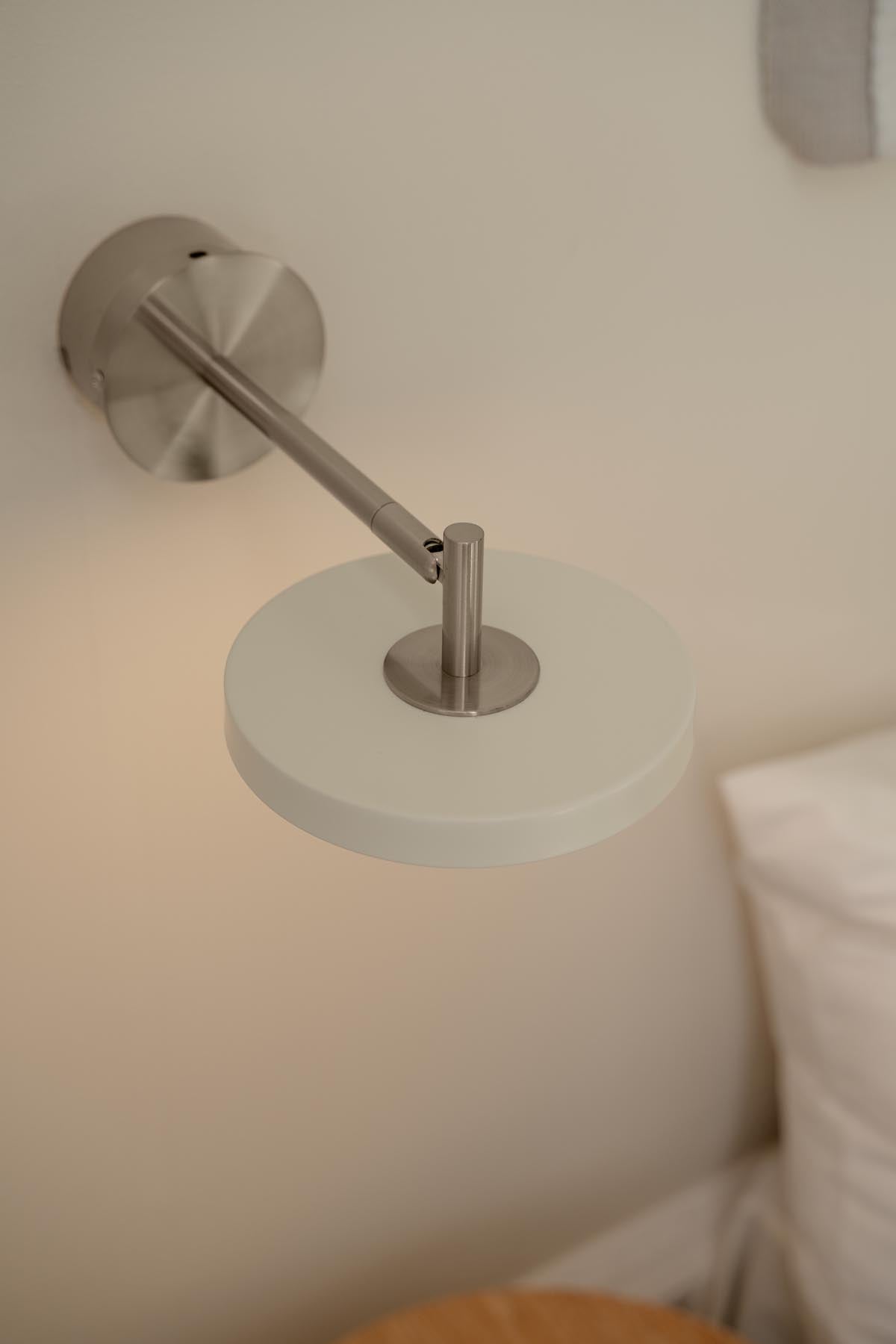 Asteria Wandleuchte short Hardwired in Nuance Mist präsentiert im Onlineshop von KAQTU Design AG. Wandleuchte ist von Umage