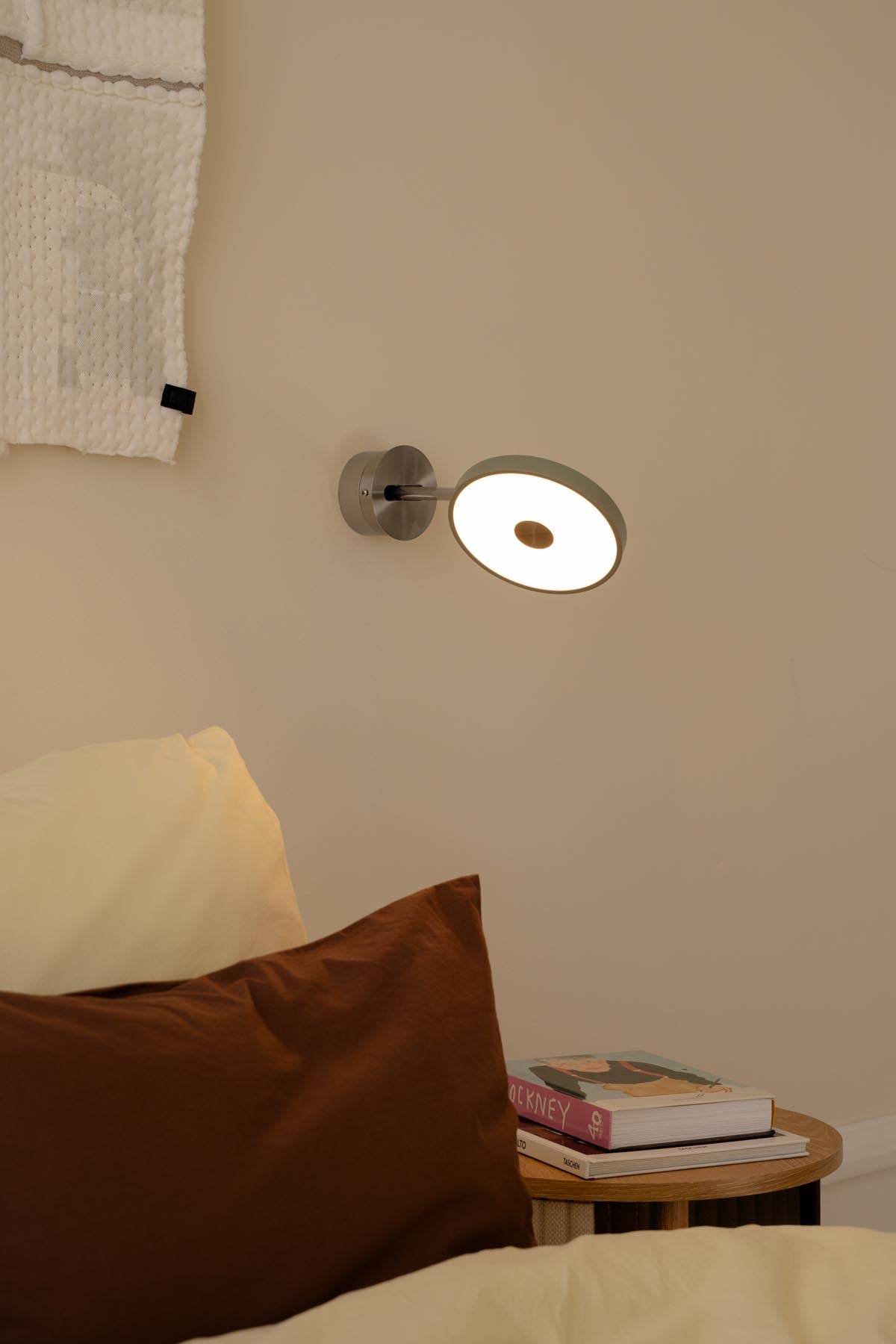 Asteria Wandleuchte short Hardwired in Nuance Olive präsentiert im Onlineshop von KAQTU Design AG. Wandleuchte ist von Umage