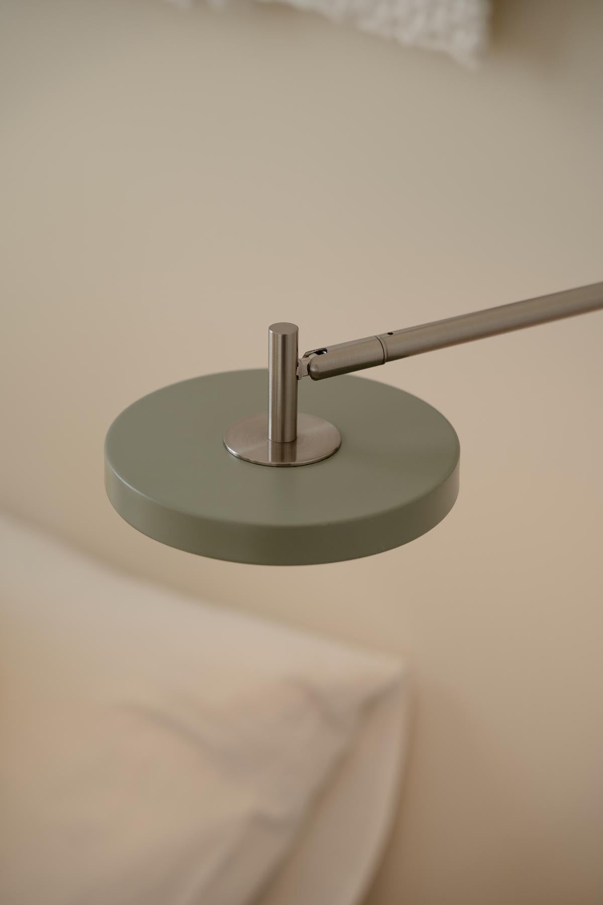 Moderne Asteria Wandleuchte short Hardwired in Olivgrün, perfekt für eine stilvolle Raumgestaltung und stimmungsvolle Beleuchtung.