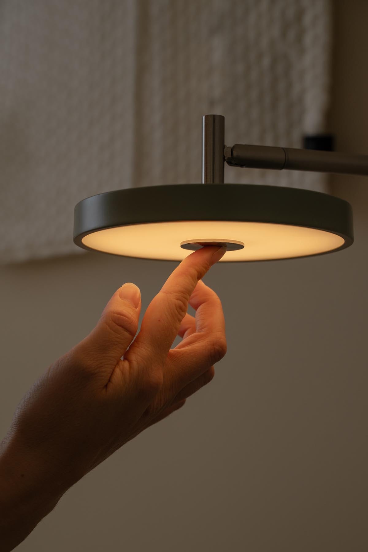 Asteria Wandleuchte short mit Kabel in Nuance Olive präsentiert im Onlineshop von KAQTU Design AG. Wandleuchte ist von Umage