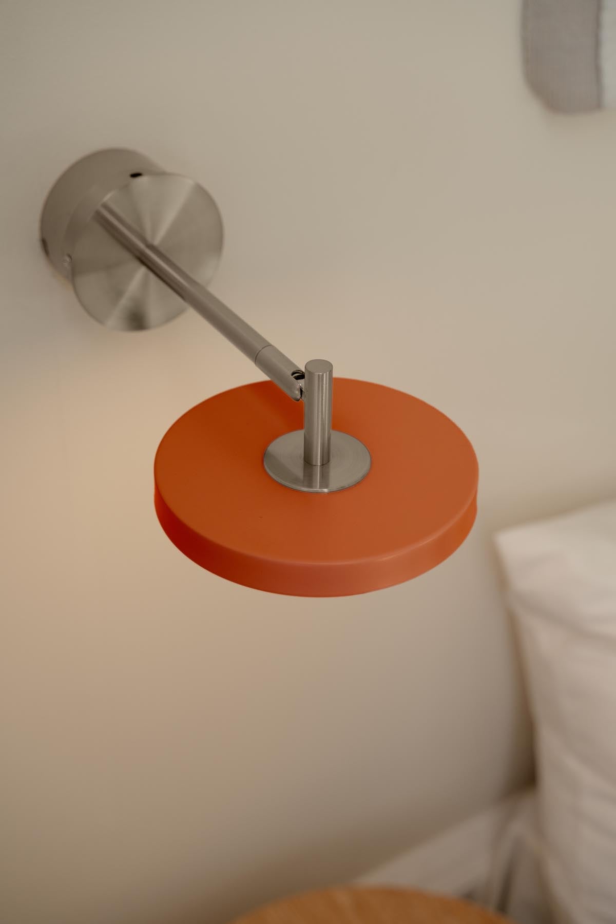 Asteria Wandleuchte short Hardwired in Nuance Orange präsentiert im Onlineshop von KAQTU Design AG. Wandleuchte ist von Umage