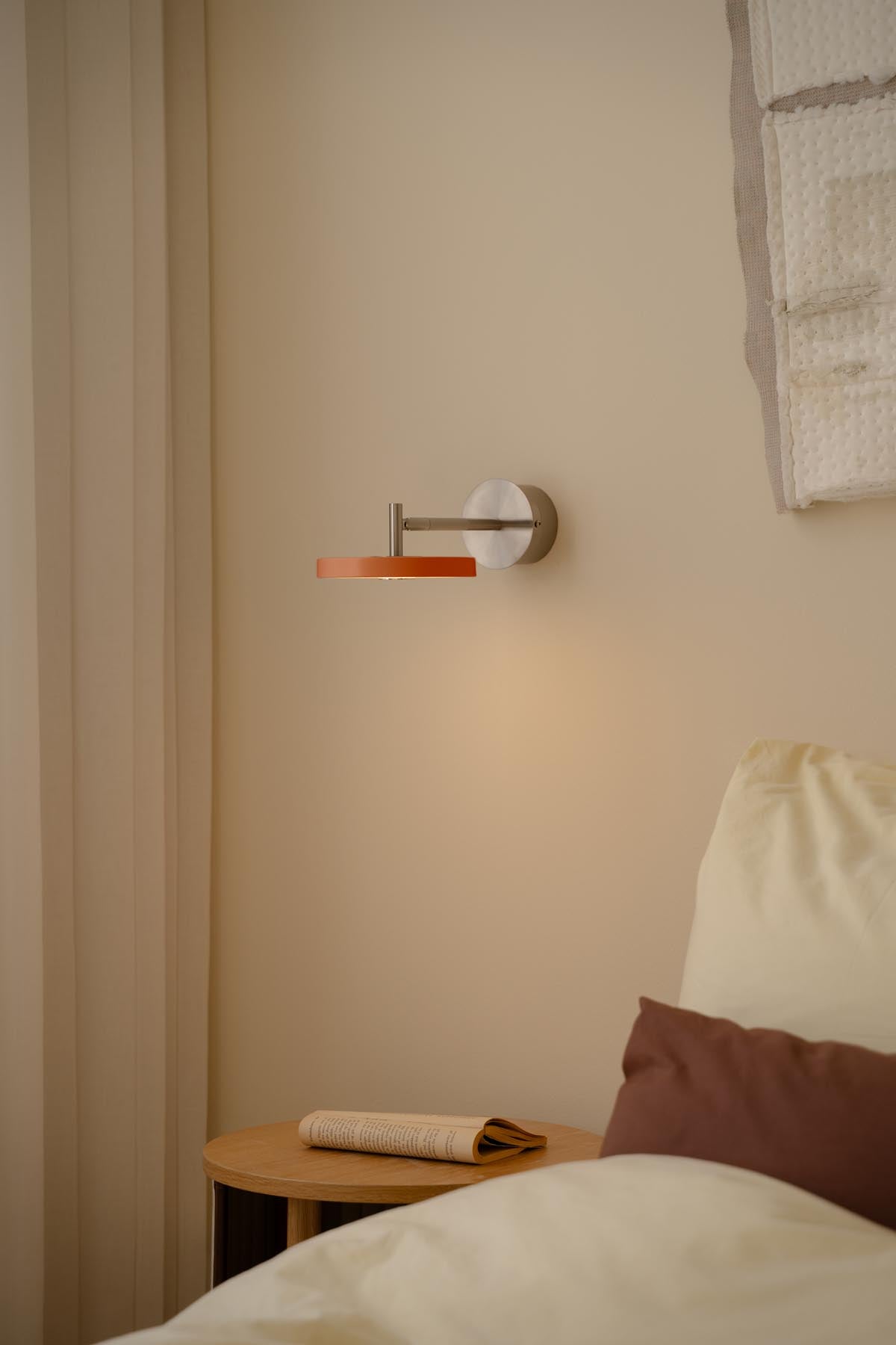 Asteria Wandleuchte short Hardwired in Nuance Orange präsentiert im Onlineshop von KAQTU Design AG. Wandleuchte ist von Umage