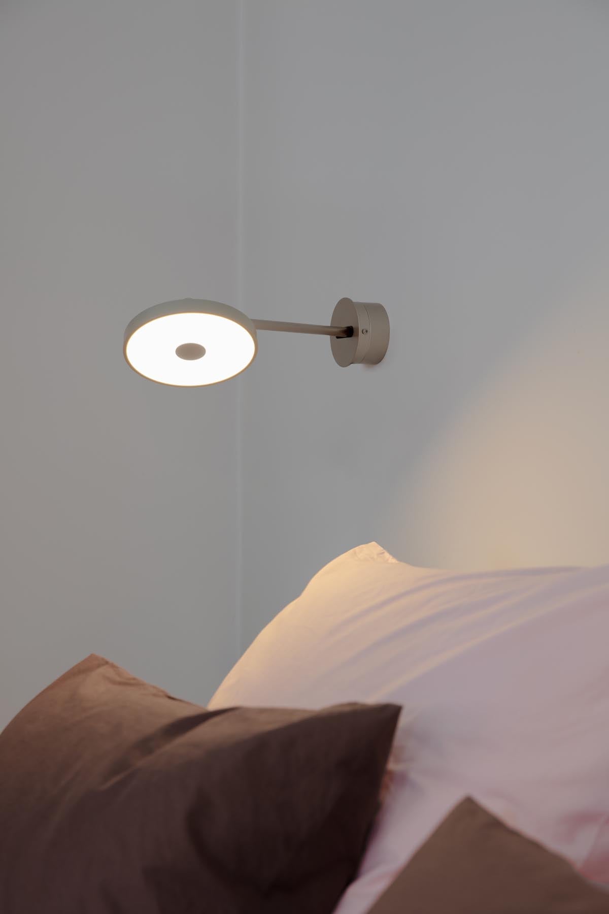 Asteria Wandleuchte long Hardwired in Nuance Mist präsentiert im Onlineshop von KAQTU Design AG. Wandleuchte ist von Umage