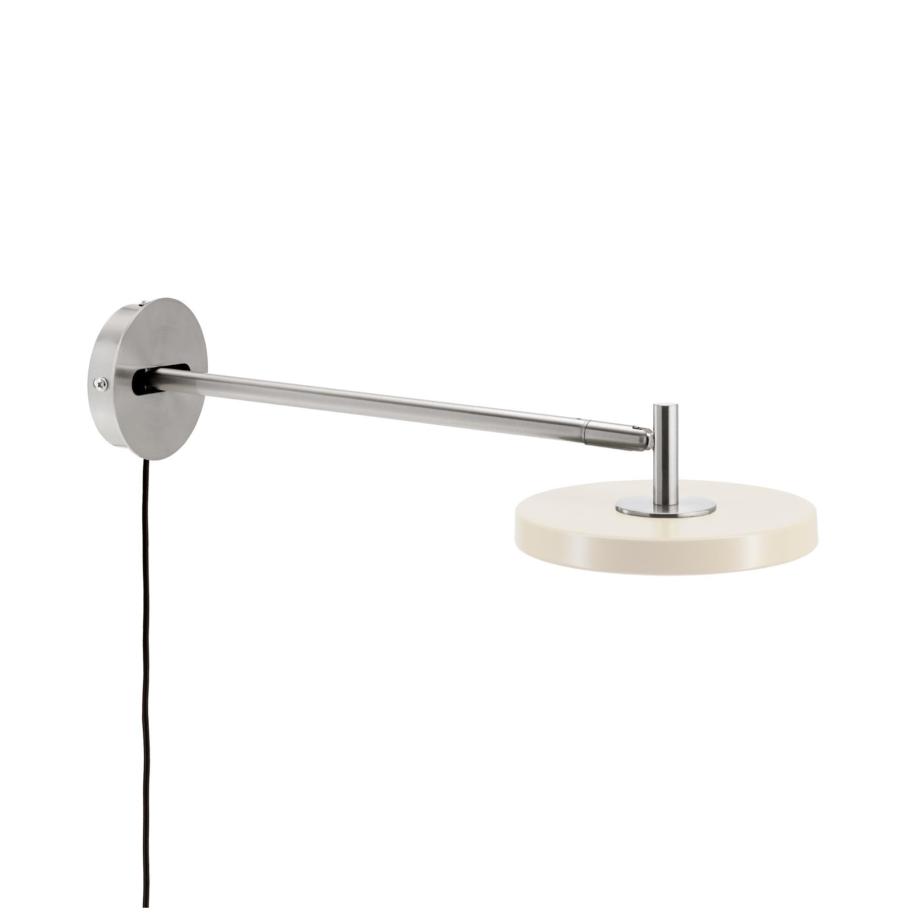 Moderne Asteria Wandleuchte long mit Kabel in sanftem Pearl White, perfekt für stilvolle Beleuchtung und Akzente in Wohnräumen.