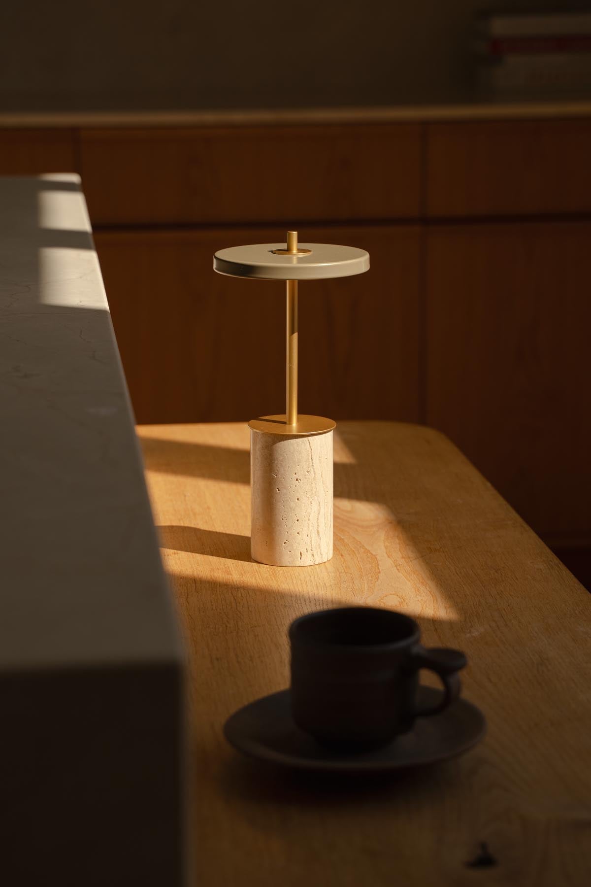 Elegante Asteria Move Mini Tischleuchte von Umage, ideal für stimmungsvolle Akzente und stilvolle Einrichtung in jedem Raum.