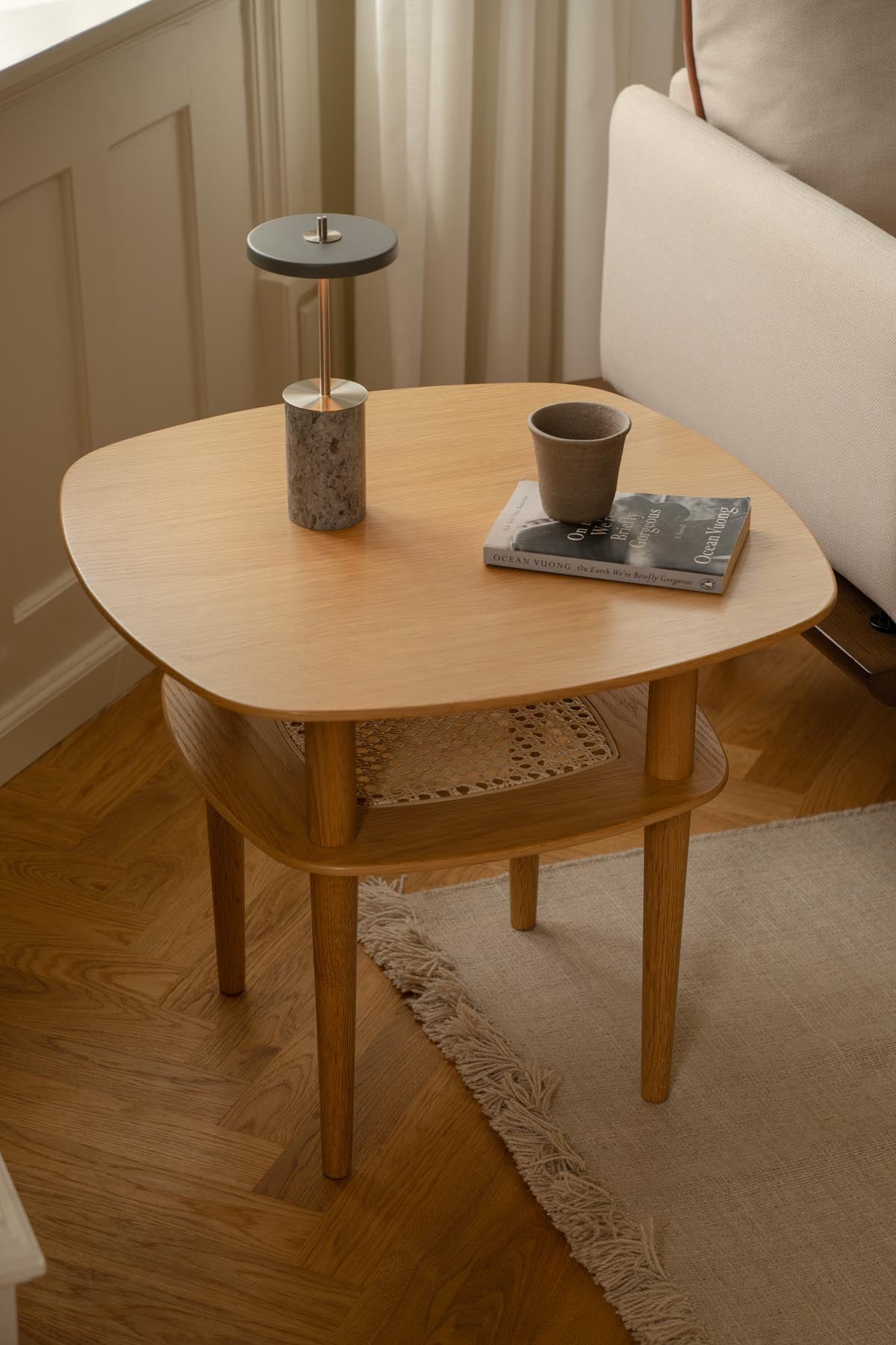 Elegante Asteria Move Mini Tischleuchte in grauem Marmor und Stahl, ideal für stilvolle Akzente in jedem Raum.