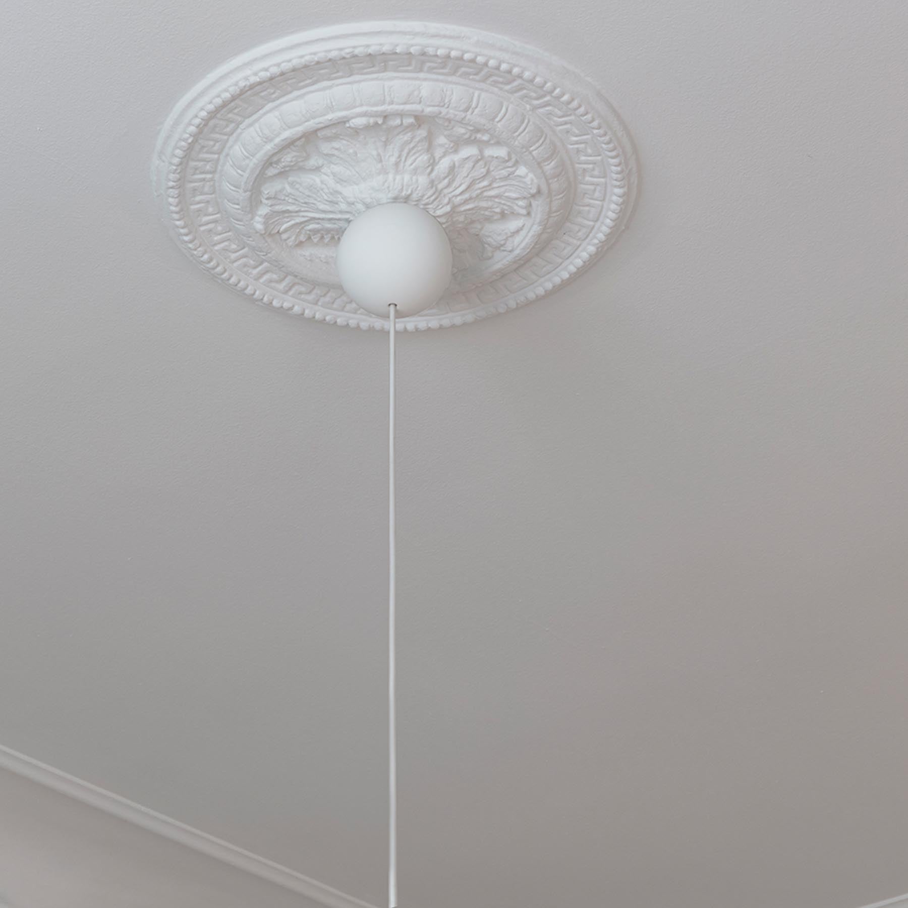 Elegante Cannonball Lampenfassung in Weiß von Umage, ideal für stilvolle Beleuchtungslösungen im modernen Wohnraum.