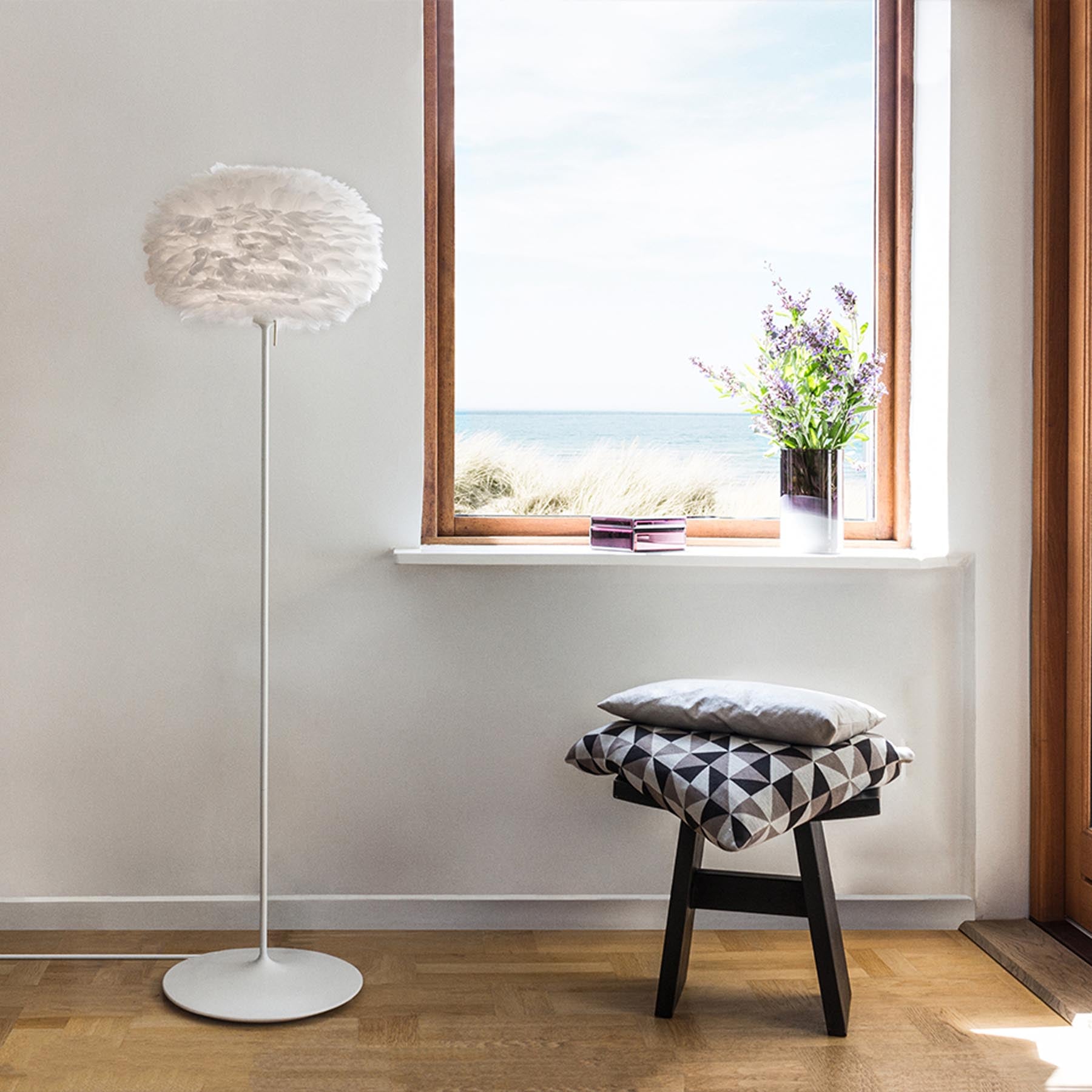 Elegante Santé Stehleuchte von Umage in stilvollem Weiß, ideal für stimmungsvolle Beleuchtung und modernes Wohndesign.