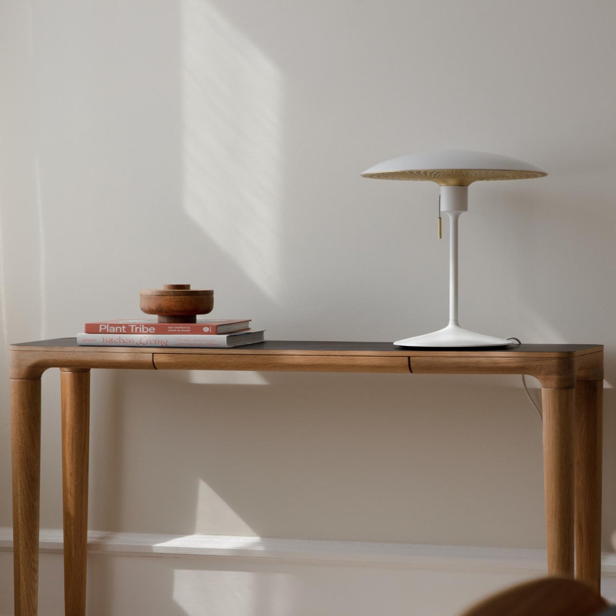 Santé Tischleuchte in White präsentiert im Onlineshop von KAQTU Design AG. Lampenständer ist von Umage