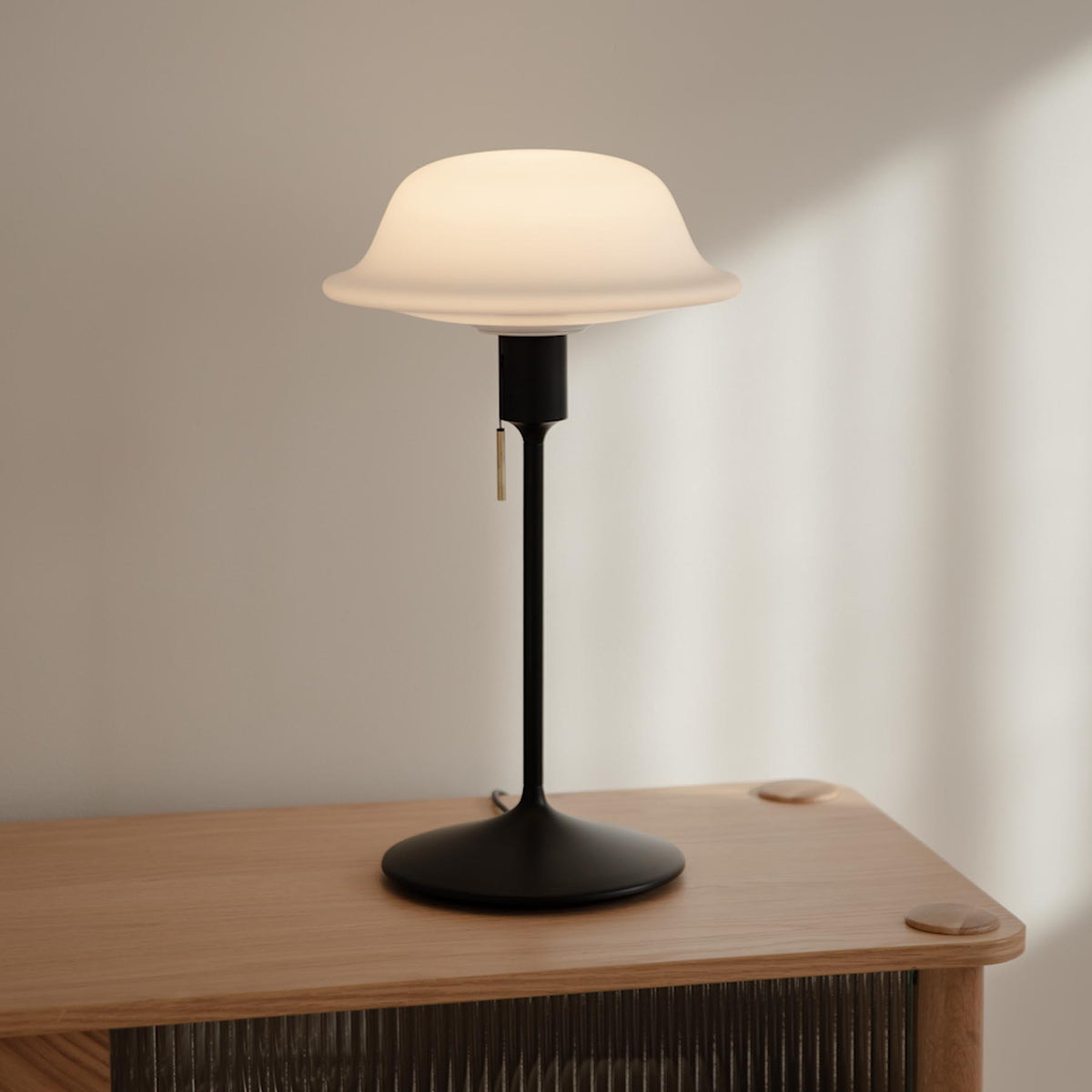 Santé Tischleuchte in Black präsentiert im Onlineshop von KAQTU Design AG. Lampenständer ist von Umage
