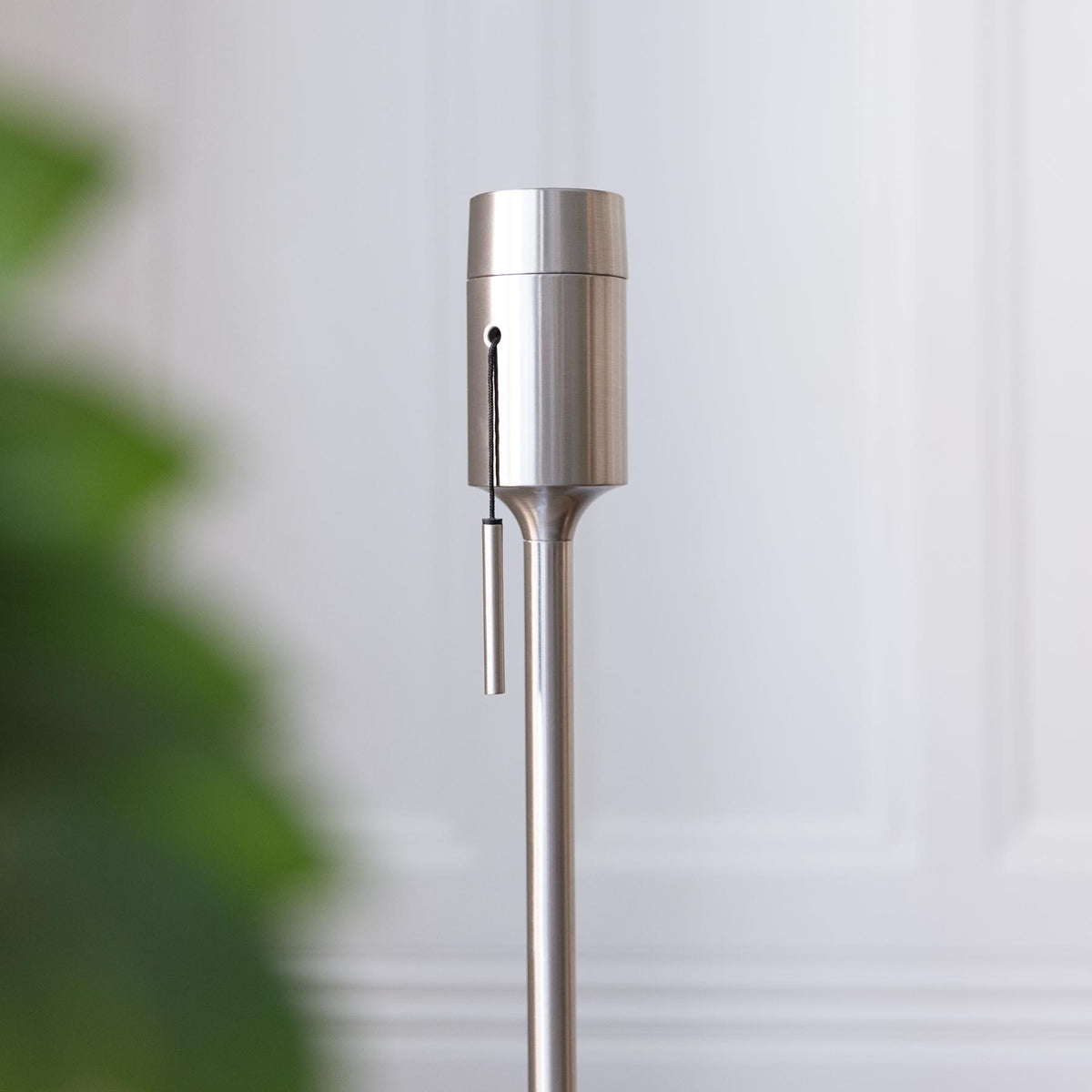Santé Tischleuchte in Brushed Steel präsentiert im Onlineshop von KAQTU Design AG. Lampenständer ist von Umage