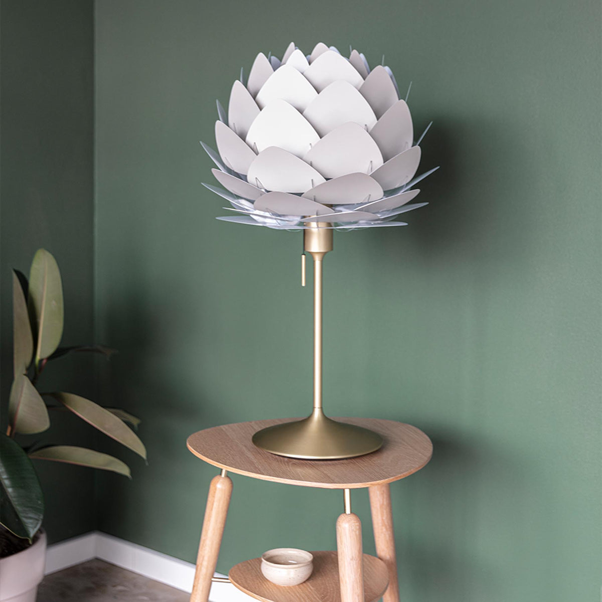 Santé Tischleuchte in Brushed Brass präsentiert im Onlineshop von KAQTU Design AG. Lampenständer ist von Umage