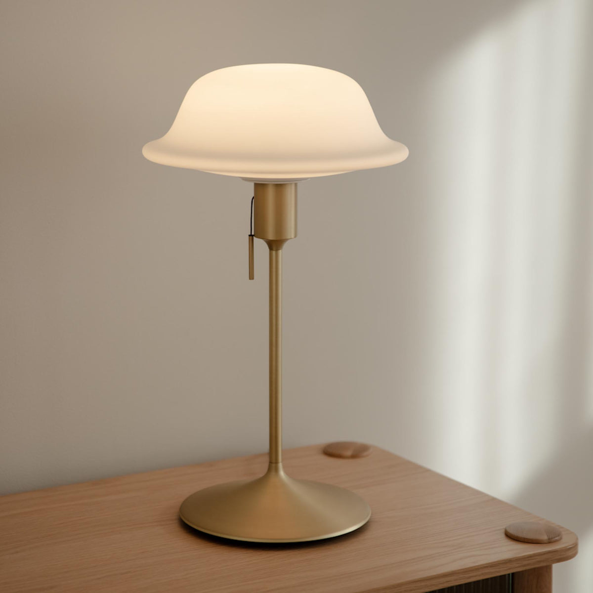 Santé Tischleuchte in Brushed Brass präsentiert im Onlineshop von KAQTU Design AG. Lampenständer ist von Umage