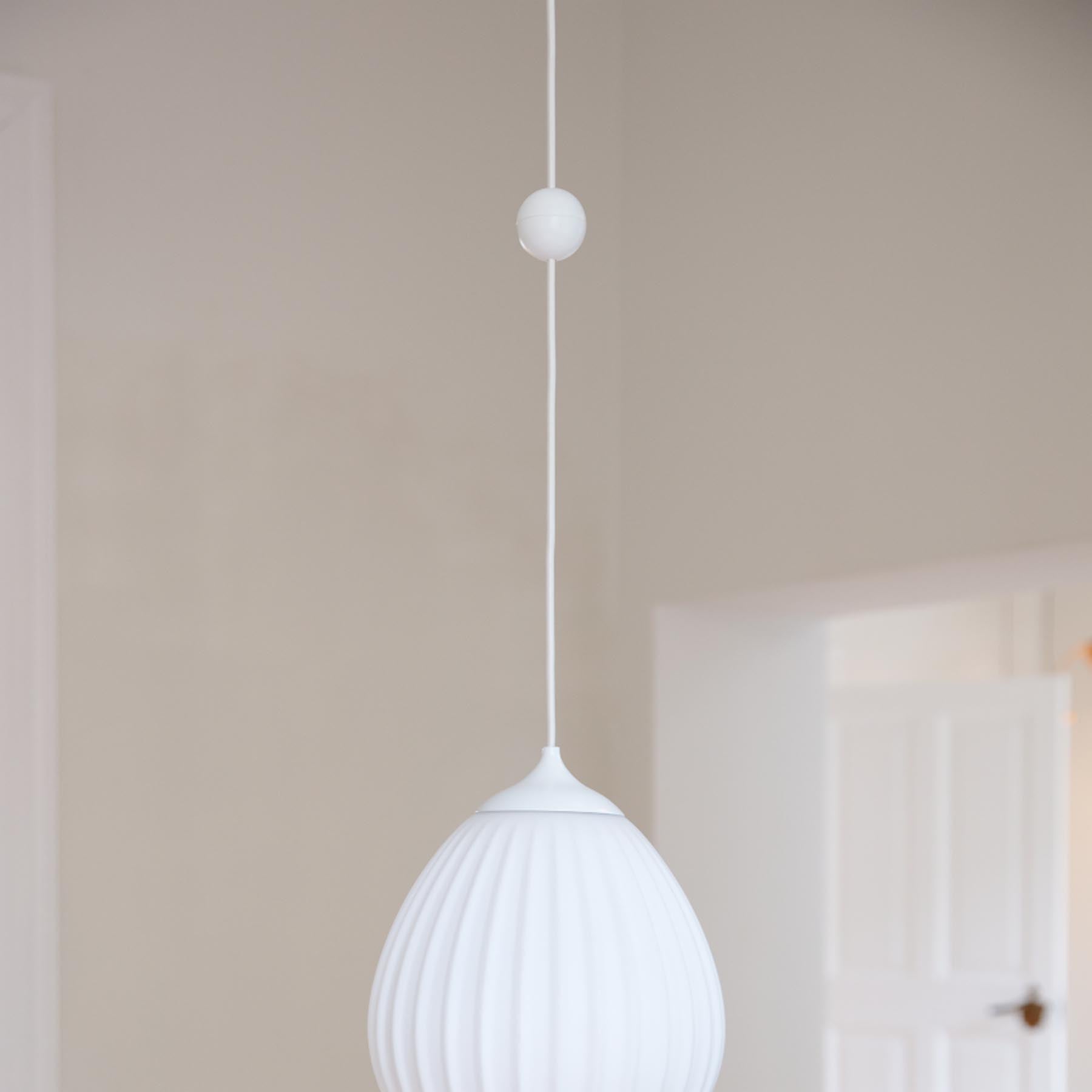 Moderner Cord Connector in Weiß von Umage, perfekt für kreative Lichtgestaltungen und stilvolle Innenräume, umgeben von ansprechendem Ambiente.