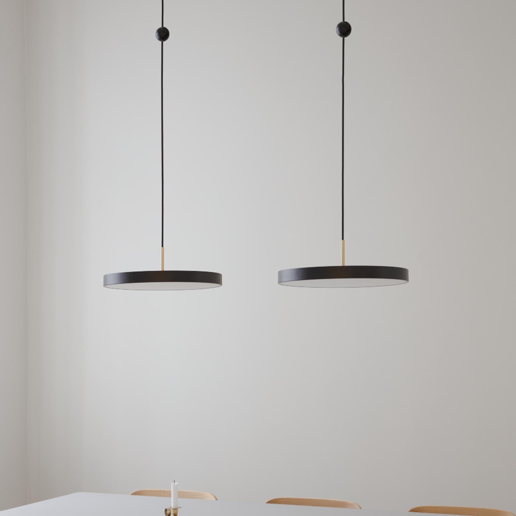 Schwarzer Cord Connector von Umage, perfekt für moderne Lampen und kreative Kabelgestaltungen, bietet elegantes Design und Funktionalität.
