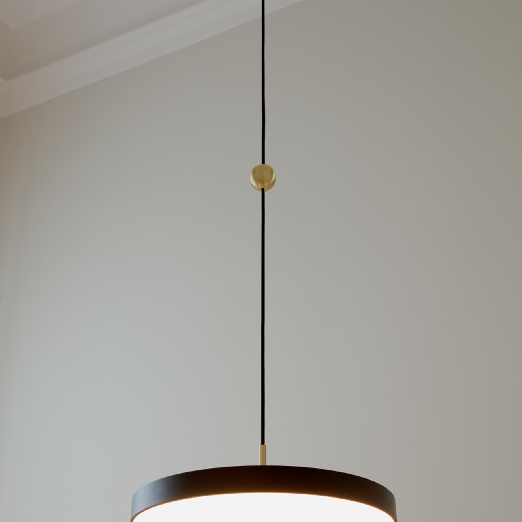 Eleganter Cord Connector in gebürstetem Messing von Umage, ideal für stilvolle Beleuchtungslösungen im modernen Wohnraum.