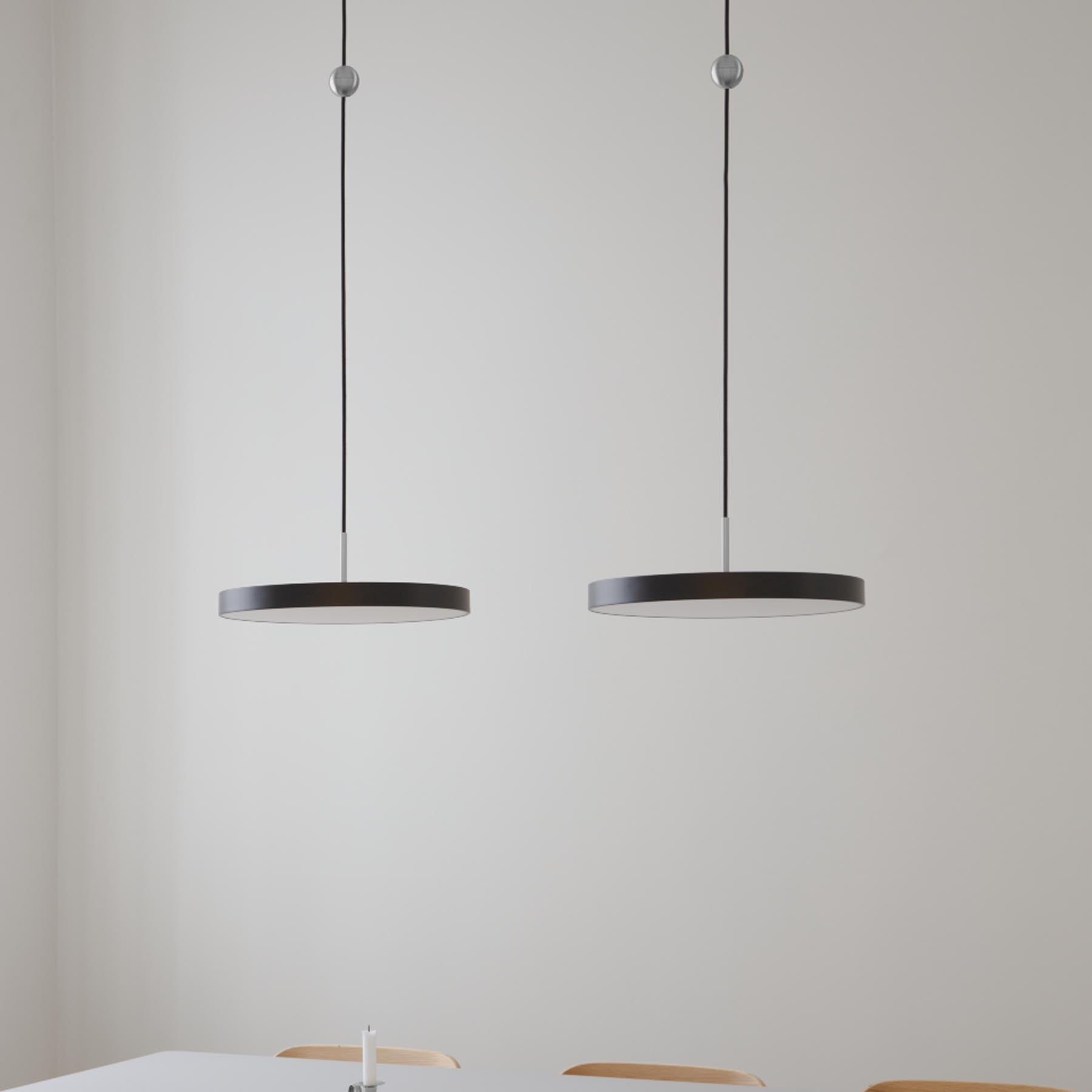 Moderner Cord Connector aus gebürstetem Stahl von Umage, perfekt für kreative Lichtgestaltungen in jedem Wohnambiente.