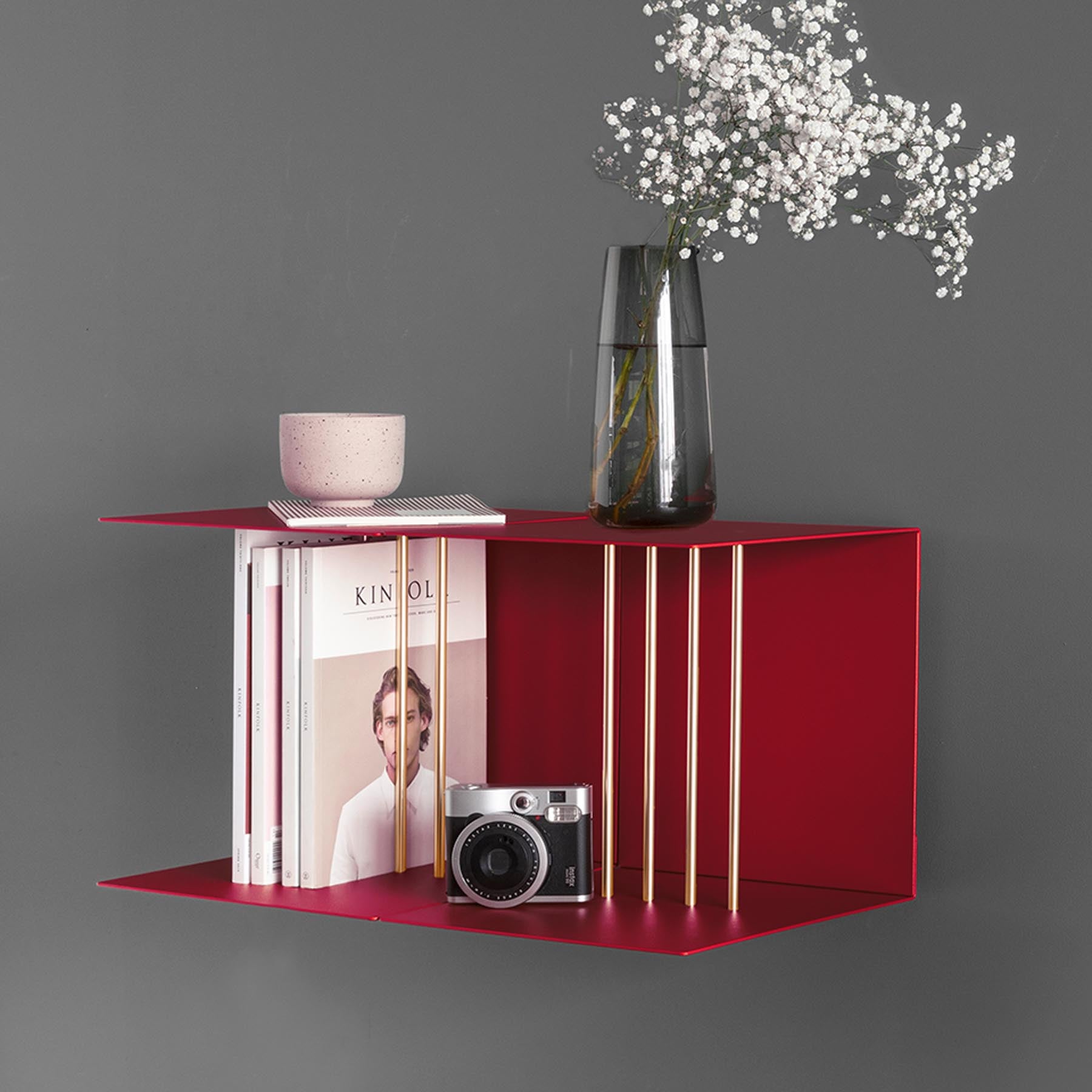 Schickes Teaser Wandregal in Ruby Red von Umage, perfekt für die stilvolle Präsentation von Dekoration in einem zeitgemäßen Raum.