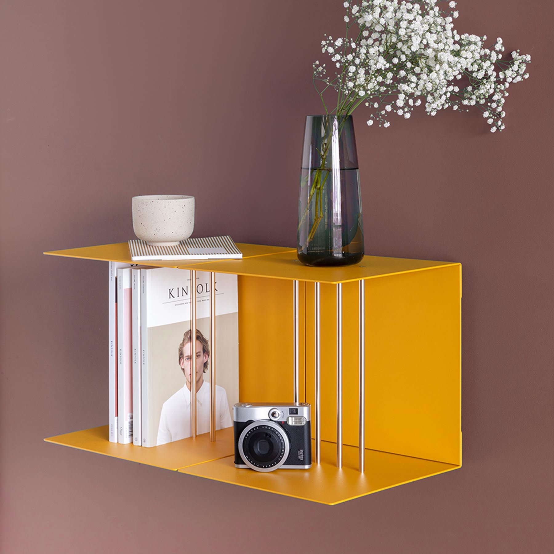 Elegantes Teaser Wandregal in Saffron Yellow von Umage, ideal für stilvolle Wandgestaltung und praktische Aufbewahrung.