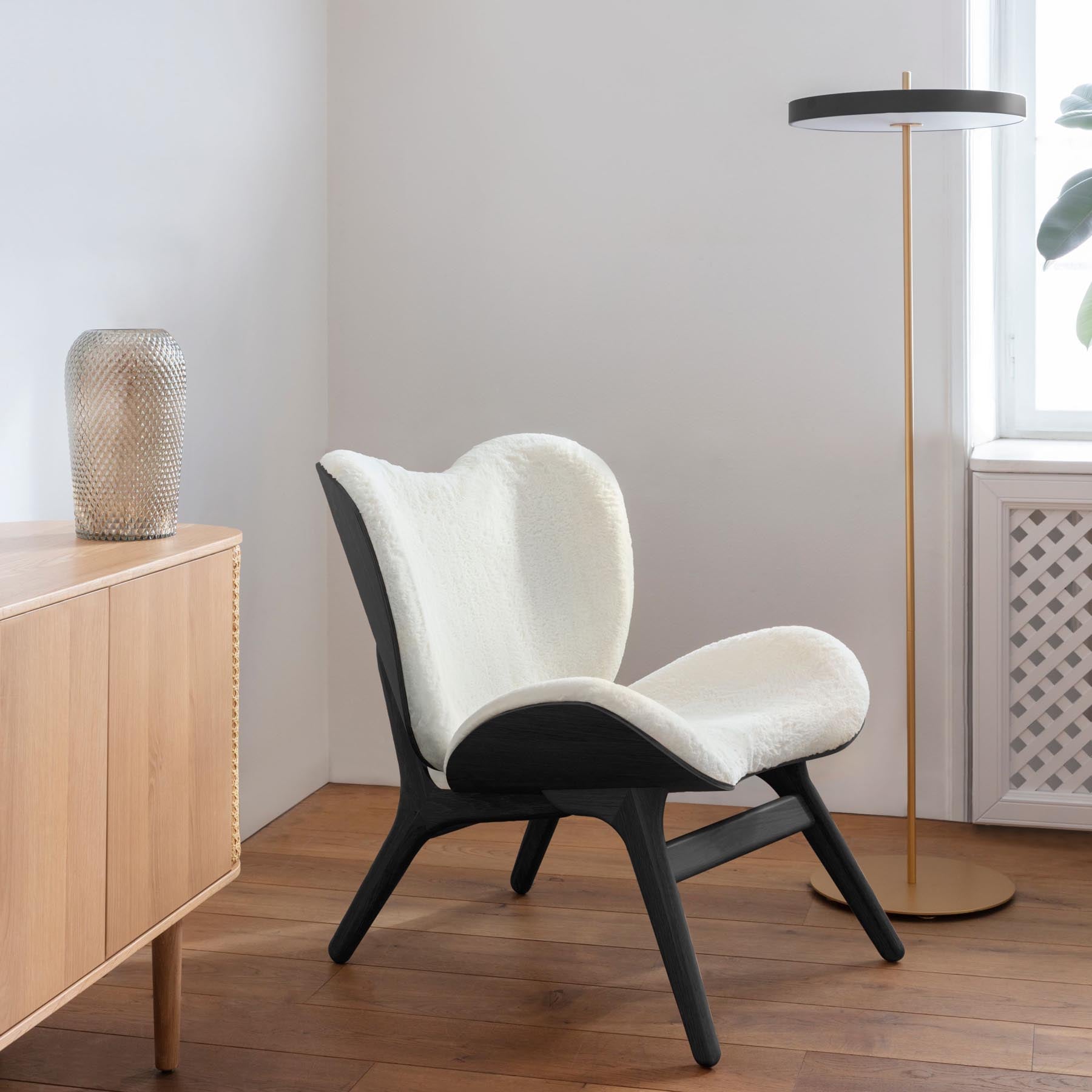 Stylischer Low Sessel in Teddy White von Umage, perfekt für gemütliche Runden und als modernes Designelement in jedem Raum.