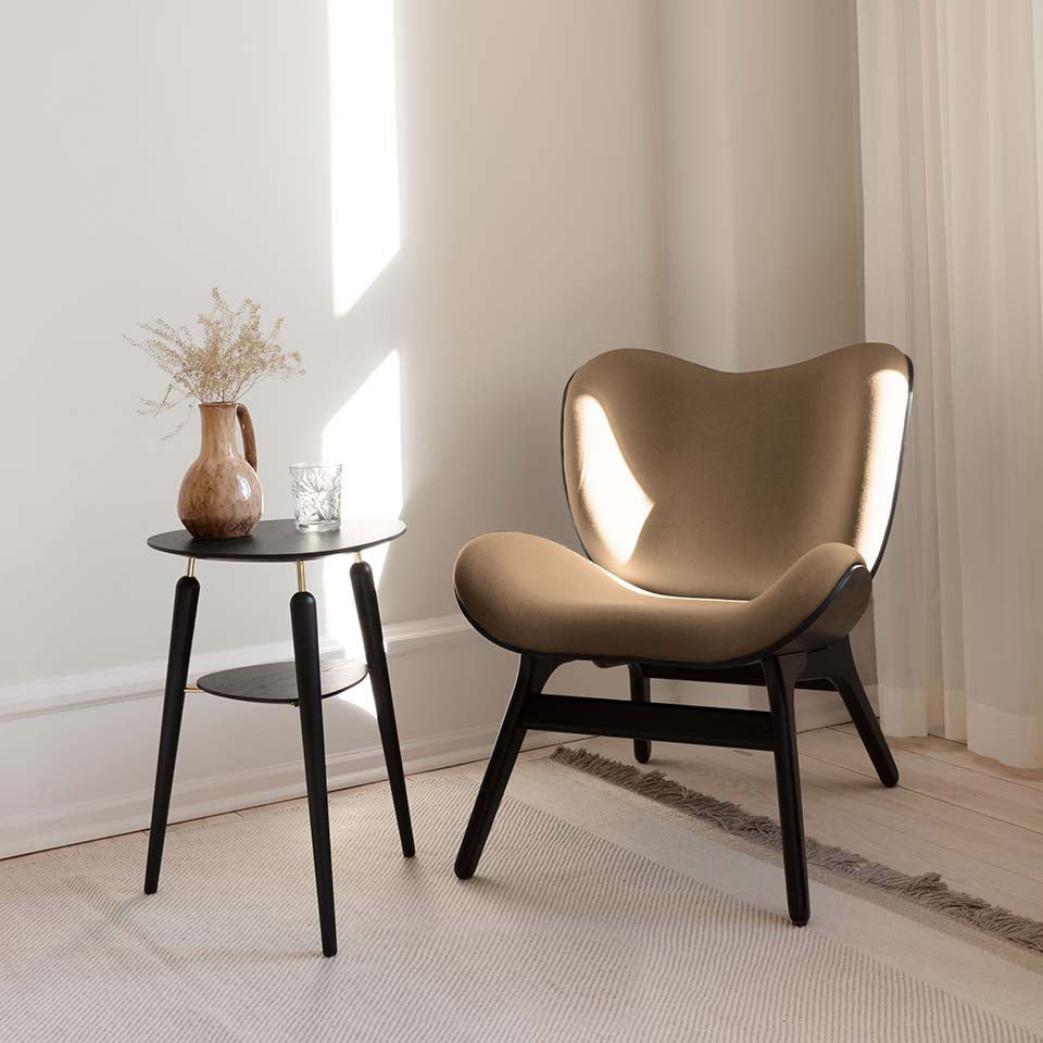 A Conversation Piece Low Sessel in Sugar Brown präsentiert im Onlineshop von KAQTU Design AG. Sessel ist von Umage